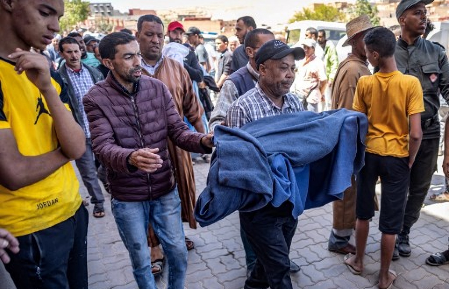 މޮރޮކޯގެ ބިންހެލުމުގައި މަރުވި މީހަކު ގެންދަނީ: ބާރުގަދަ އެ ބިންހެލުމުގައި 2000 އަށް ވުރެ ގިނަ މީހުން މަރުވި --- ފޮޓޯ: އޭއެފްޕީ