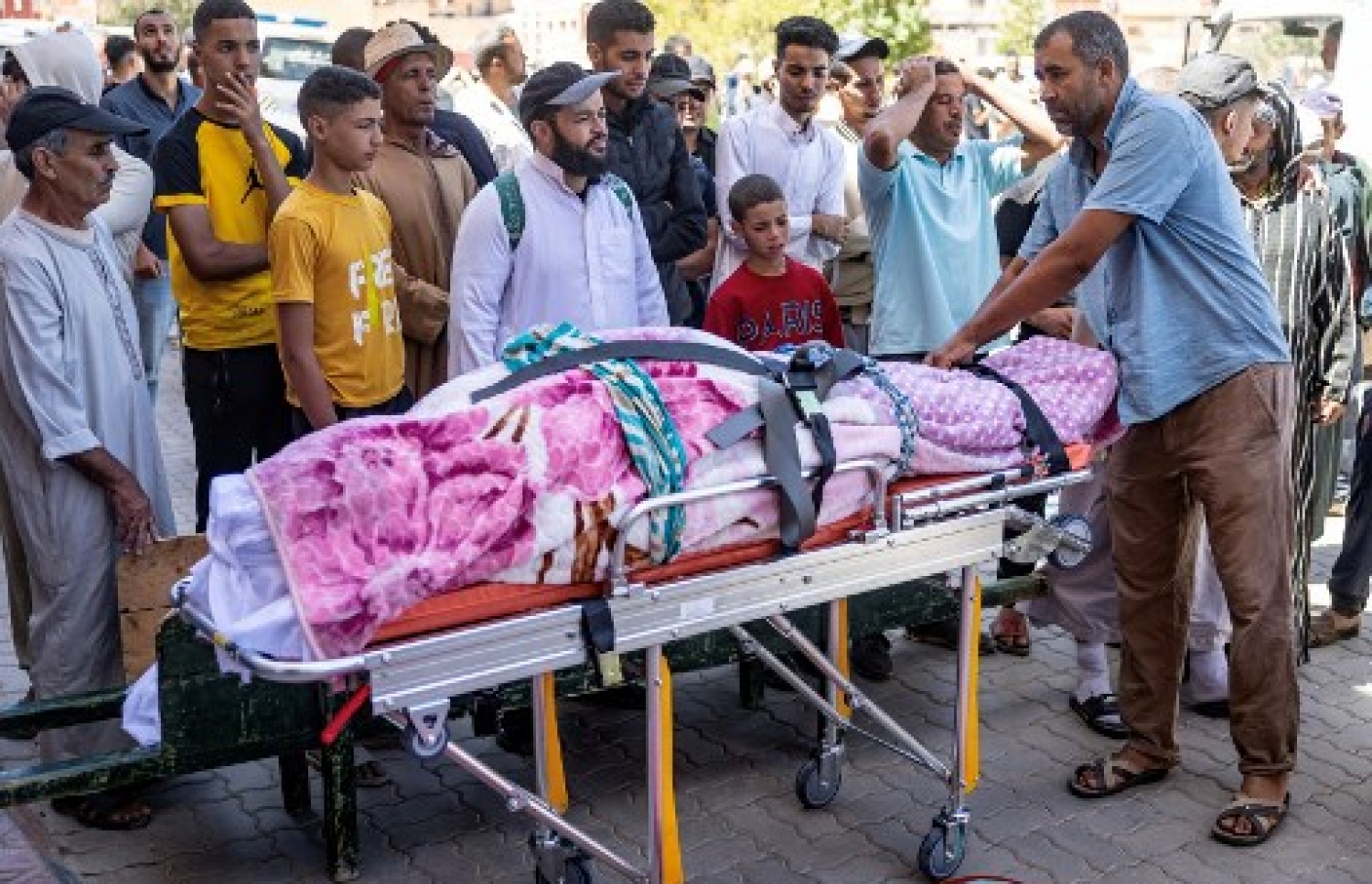 މޮރޮކޯގެ ބިންހެލުމުގައި މަރުވި މީހަކު ގެންދަނީ: ބާރުގަދަ އެ ބިންހެލުމުގައި 2000 އަށް ވުރެ ގިނަ މީހުން މަރުވި --- ފޮޓޯ: އޭއެފްޕީ