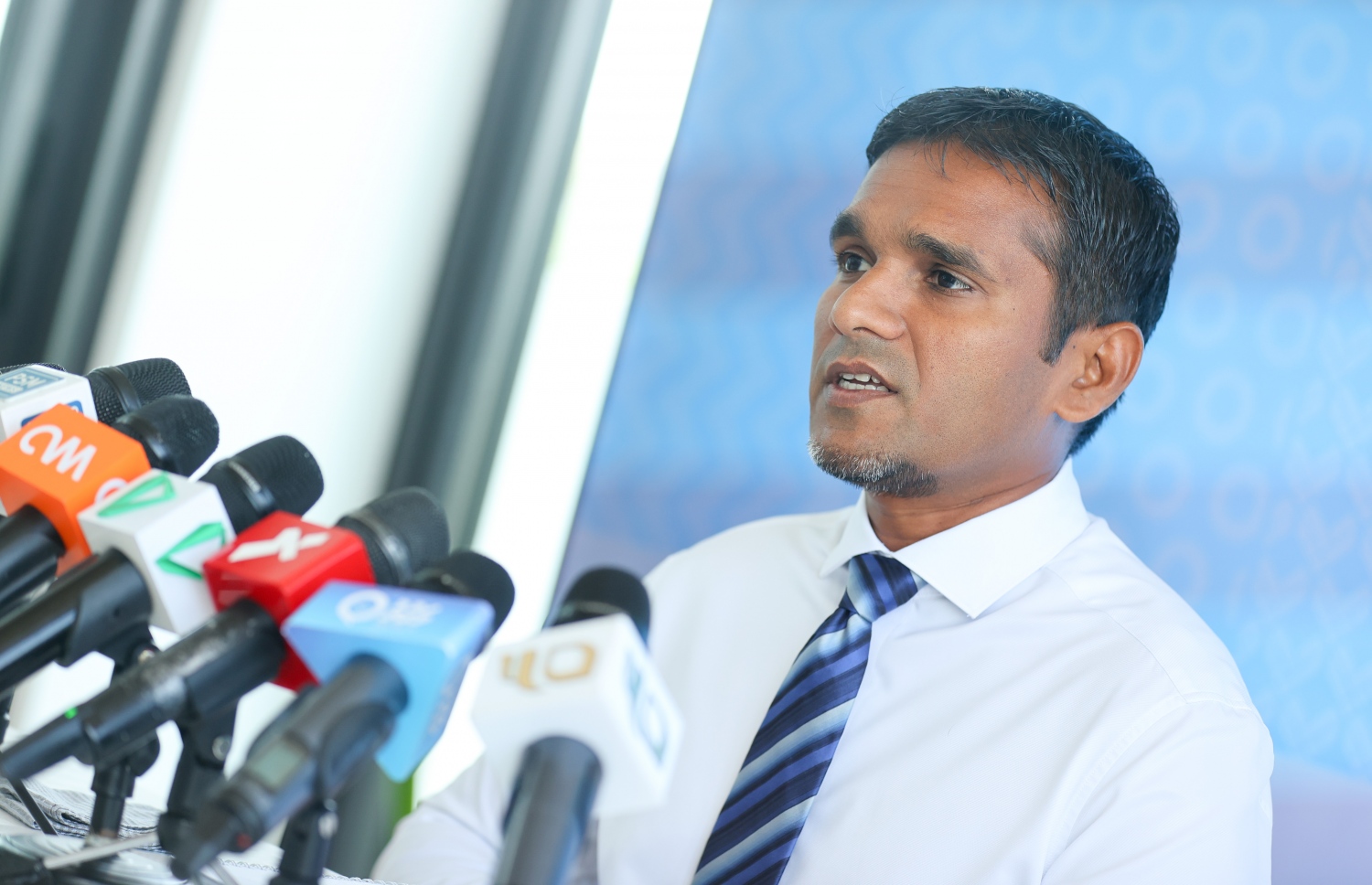 ރިޔާސީ އިންތިހާބުގެ ނަތީޖާއަށްފަހު "ދަ ޑިމޮކްރެޓްސް"ގެ ކެންޑިޑޭޓް އިލްޔާސް ބޭއްވި ނޫސްވެރިންގެ ބައްދަލުވުމުގެ ތެރެއިން: ހުރިހާ ޕާޓީތަކާ އެކު ވެސް މަޝްވަރާ ކުރަން ތައްޔާރު ކަމަށް ވިދާޅުވި - ފޮޓޯ: ނިޝާން އަލީ / މިހާރު