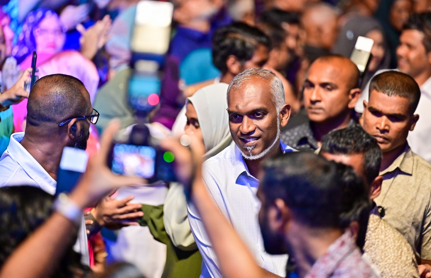 މި ފަހަރުގެ ރިޔާސީ އިންތިހާބުގައި ޕީޕީއެމް/ޕީއެންސީގެ ކެންޑިޑޭޓް ޑރ. މުހައްމަދު މުއިއްޒު ހޯއްދެވި ކާމިޔާބީ ފާހަކޮށް، ސަޕޯޓަރުންނަށް ޝުކުރު އަދާކުރަން ބޭއްވި ބޮޑު އެއްވުމަށް ދިޔަ މީހުންނާ އޭނާ ސަލާން ކުރައްވަނީ: މި މަހުގެ 30 ގައި ބާއްވާ ރިޔާސީ އިންތިހާބުގެ ދެވަނަ ބުރަށް މުއިއްޒު ދަތުރު ކުރެއްވީ ލައްކައަކަށް ވުރެ ގިނަ ވޯޓު ހޯއްދަވައިގެން.---ފޮޓޯ: ފަޔާޒް މޫސާ | މިހާރު