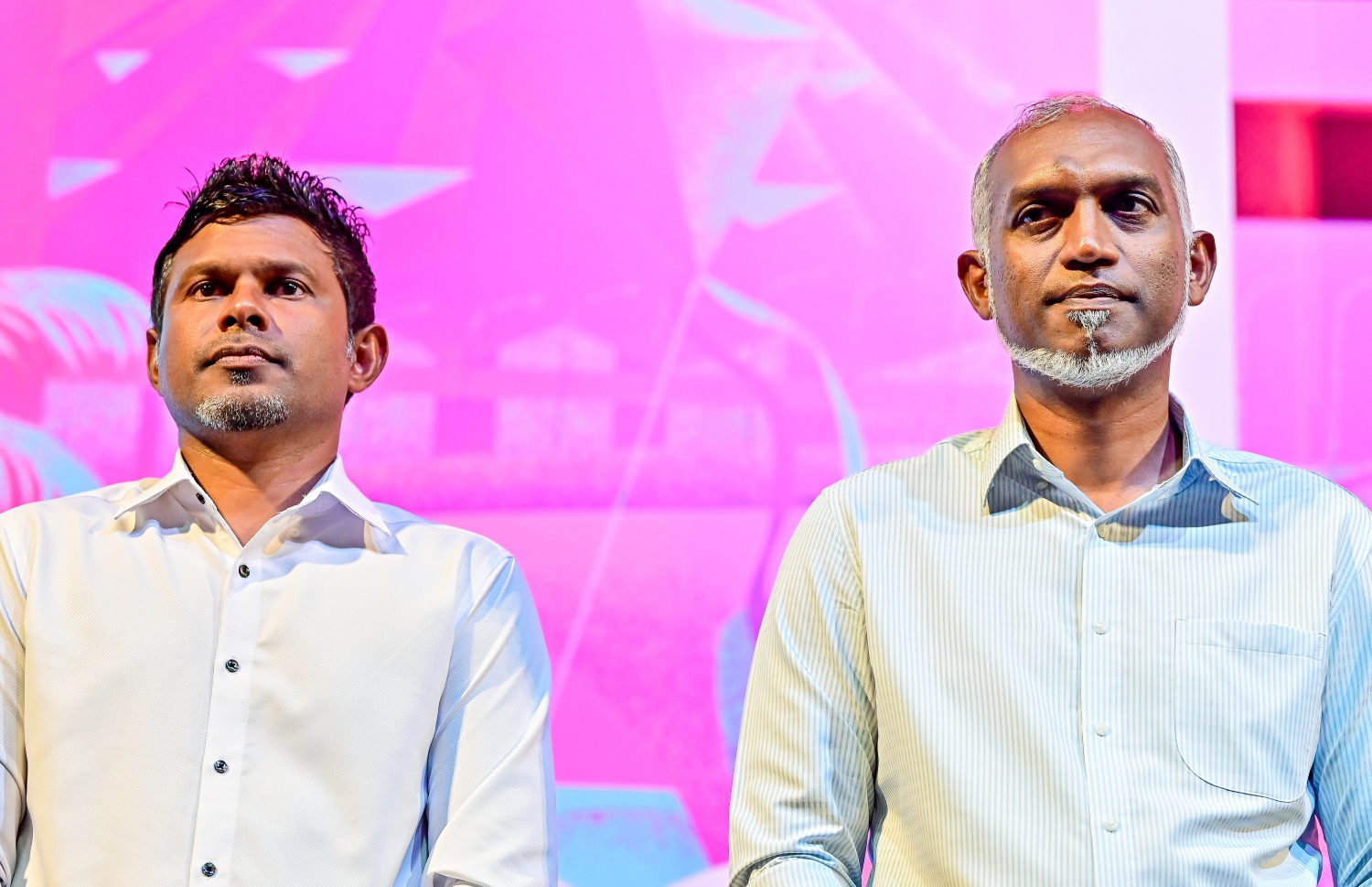 މި ފަހަރުގެ ރިޔާސީ އިންތިހާބުގައި ޕީޕީއެމް/ޕީއެންސީގެ ކެންޑިޑޭޓް ޑރ. މުހައްމަދު މުއިއްޒު ހޯއްދެވި ކާމިޔާބީ ފާހަކޮށް، ސަޕޯޓަރުންނަށް ޝުކުރު އަދާކުރަން ބޭއްވި ބޮޑު އެއްވުމުގައި އޭނާ އާއި ރަނިންމޭޓް ހުސައިން މުހައްމަދު ލަތީފް ބައިވެރިވެވަޑައިގަންނަވަނީ: މި މަހުގެ 30 ގައި ބާއްވާ ރިޔާސީ އިންތިހާބުގެ ދެވަނަ ބުރަށް މުއިއްޒު ދަތުރު ކުރެއްވީ ލައްކައަކަށް ވުރެ ގިނަ ވޯޓު ހޯއްދަވައިގެން.---ފޮޓޯ: ފަޔާޒް މޫސާ | މިހާރު