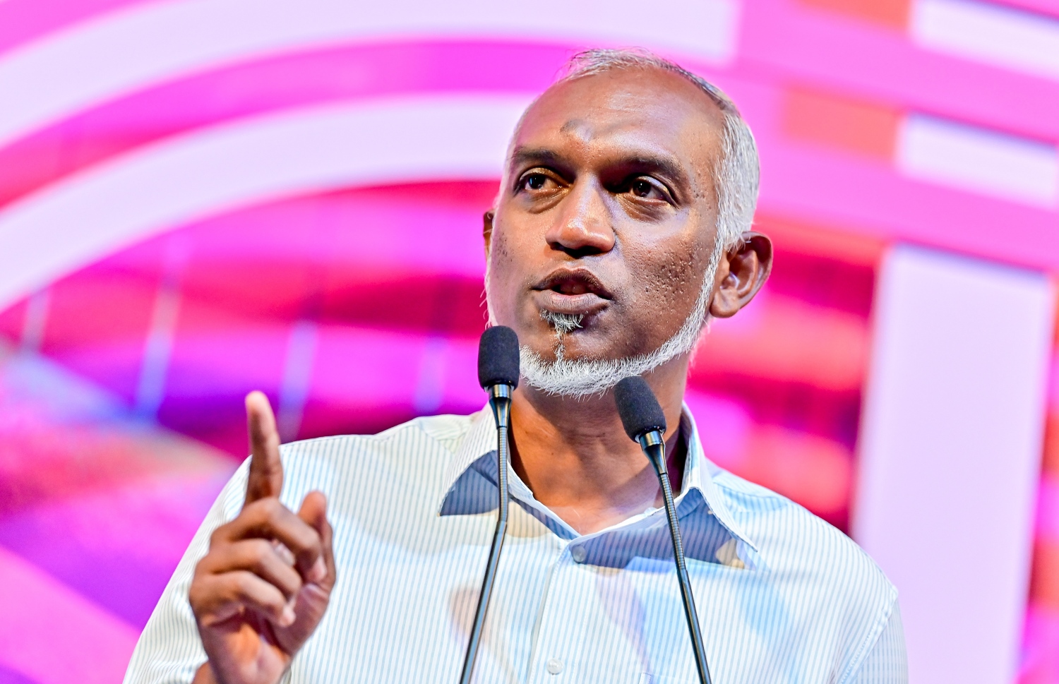 މި ފަހަރުގެ ރިޔާސީ އިންތިހާބުގައި ޕީޕީއެމް/ޕީއެންސީގެ ކެންޑިޑޭޓް ޑރ. މުހައްމަދު މުއިއްޒު ހޯއްދެވި ކާމިޔާބީ ފާހަކޮށް، ސަޕޯޓަރުންނަށް ޝުކުރު އަދާކުރަން ބޭއްވި ބޮޑު އެއްވުމުގައި އޭނާ ވާހަކަ ދައްކަވަނީ: މި މަހުގެ 30 ގައި ބާއްވާ ރިޔާސީ އިންތިހާބުގެ ދެވަނަ ބުރަށް މުއިއްޒު ދަތުރު ކުރެއްވީ ލައްކައަކަށް ވުރެ ގިނަ ވޯޓު ހޯއްދަވައިގެން.---ފޮޓޯ: ފަޔާޒު މޫސާ | މިހާރު