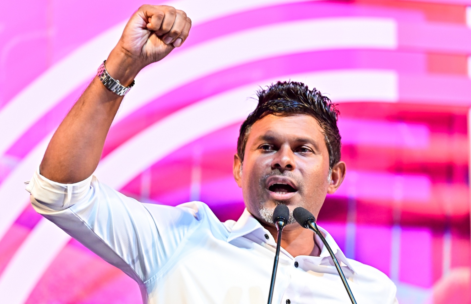 މި ފަހަރުގެ ރިޔާސީ އިންތިހާބުގައި ޕީޕީއެމް/ޕީއެންސީގެ ކެންޑިޑޭޓް ޑރ. މުހައްމަދު މުއިއްޒު ހޯއްދެވި ކާމިޔާބީ ފާހަކޮށް، ސަޕޯޓަރުންނަށް ޝުކުރު އަދާކުރަން ބޭއްވި ބޮޑު އެއްވުމުގައި އޭނާގެ ރަނިންމޭޓް ހުސައިން މުހައްމަދު ލަތީފް ވާހަކަ ދައްކަވަނީ: މި މަހުގެ 30 ގައި ބާއްވާ ރިޔާސީ އިންތިހާބުގެ ދެވަނަ ބުރަށް މުއިއްޒު ދަތުރު ކުރެއްވީ ލައްކައަކަށް ވުރެ ގިނަ ވޯޓު ހޯއްދަވައިގެން.---ފޮޓޯ: ފަޔާޒު މޫސާ | މިހާރު