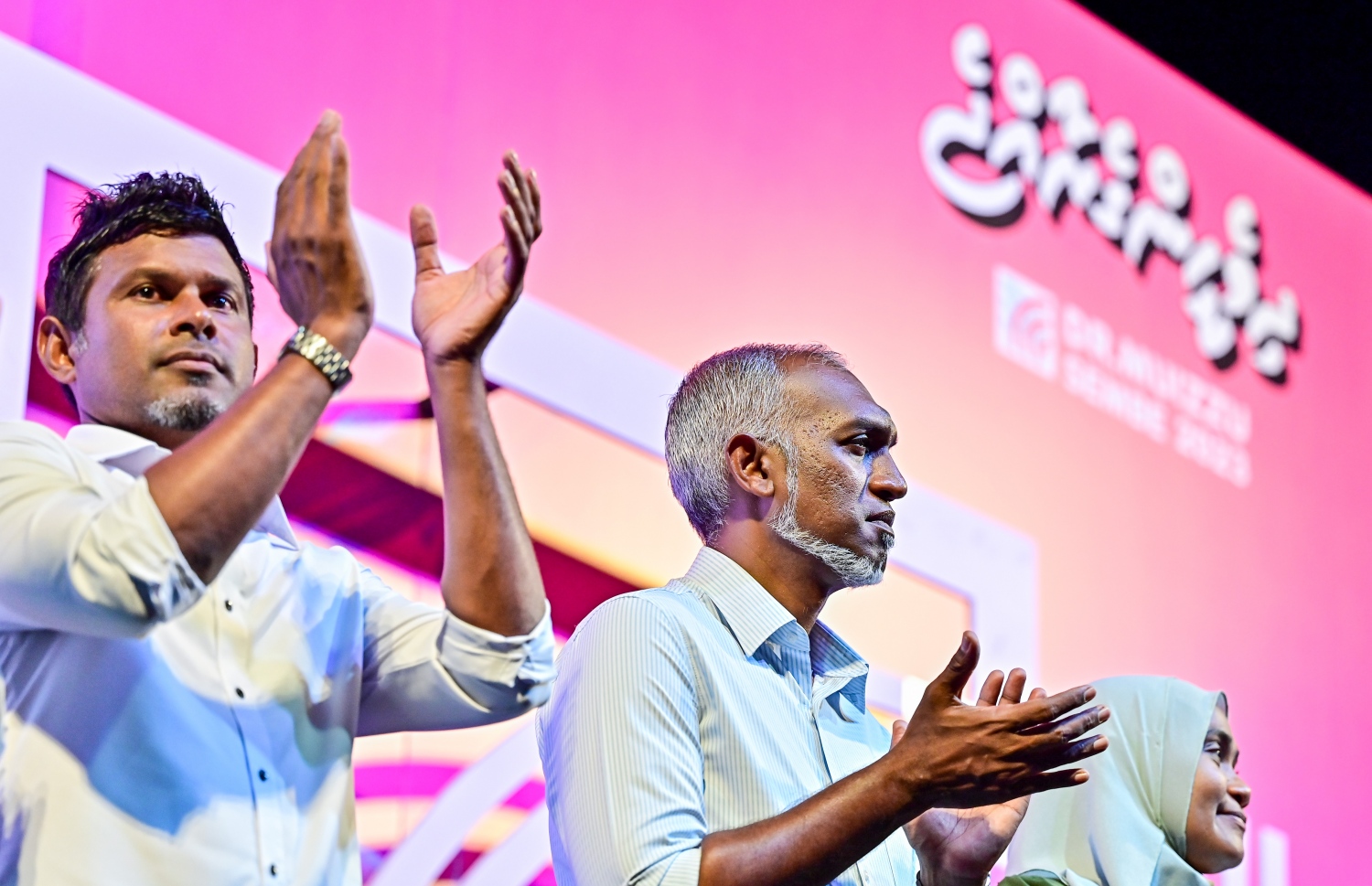 މި ފަހަރުގެ ރިޔާސީ އިންތިހާބުގައި ޕީޕީއެމް/ޕީއެންސީގެ ކެންޑިޑޭޓް ޑރ. މުހައްމަދު މުއިއްޒު ހޯއްދެވި ކާމިޔާބީ ފާހަކޮށް، ސަޕޯޓަރުންނަށް ޝުކުރު އަދާކުރަން ބޭއްވި ބޮޑު އެއްވުމުގައި އޭނާ އާއި ރަނިންމޭޓް ހުސައިން މުހައްމަދު ލަތީފް: މި މަހުގެ 30 ގައި ބާއްވާ ރިޔާސީ އިންތިހާބުގެ ދެވަނަ ބުރަށް މުއިއްޒު ދަތުރު ކުރެއްވީ ލައްކައަކަށް ވުރެ ގިނަ ވޯޓު ހޯއްދަވައިގެން.---ފޮޓޯ: ފަޔާޒު މޫސާ | މިހާރު