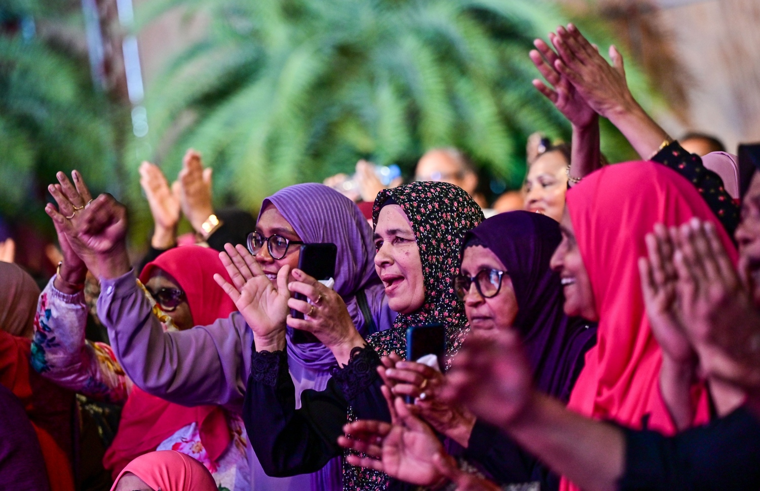 މި ފަހަރުގެ ރިޔާސީ އިންތިހާބުގައި ޕީޕީއެމް/ޕީއެންސީގެ ކެންޑިޑޭޓް ޑރ. މުހައްމަދު މުއިއްޒު ހޯއްދެވި ކާމިޔާބީ ފާހަކޮށް، ސަޕޯޓަރުންނަށް ޝުކުރު އަދާކުރަން ބޭއްވި ބޮޑު އެއްވުމަށް ދިޔަ ބައެއް މީހުން ފޯރި ނަގަނީ: އާޓިފިޝަލް ބީޗް ސަރަހައްދުގައި ބޭއްވި އެ އެއްވުމަށް އެތައް ސަތޭކަ ބަޔަކު ޖަމާވި.---ފޮޓޯ: ފަޔާޒު މޫސާ | މިހާރު