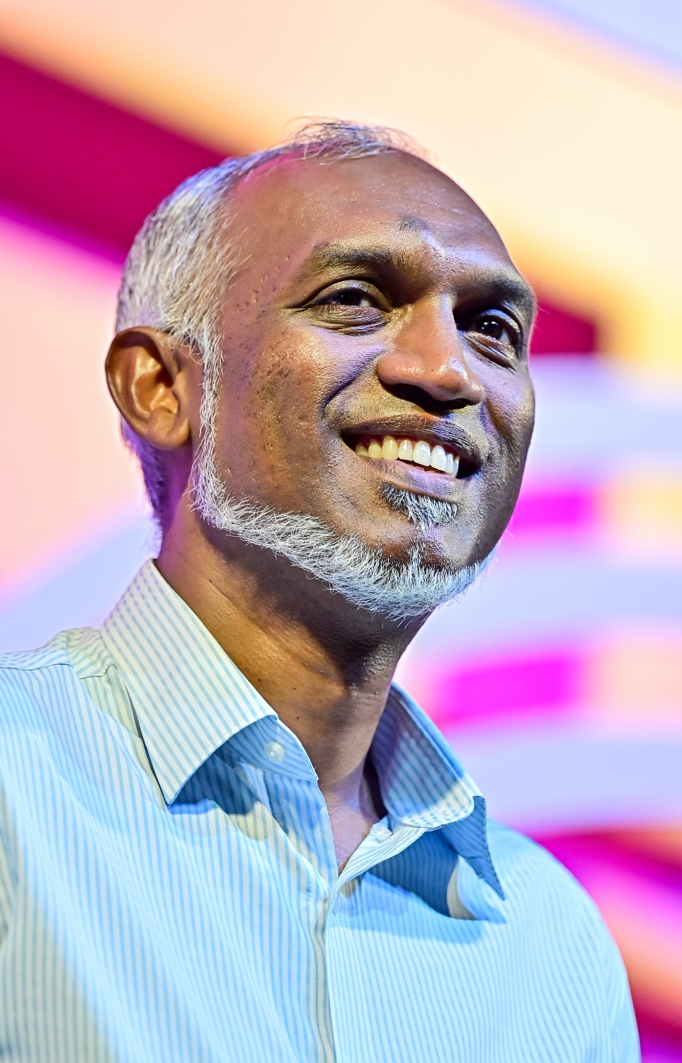 މި ފަހަރުގެ ރިޔާސީ އިންތިހާބުގައި ޕީޕީއެމް/ޕީއެންސީގެ ކެންޑިޑޭޓް ޑރ. މުހައްމަދު މުއިއްޒު ހޯއްދެވި ކާމިޔާބީ ފާހަކޮށް، ސަޕޯޓަރުންނަށް ޝުކުރު އަދާކުރަން ބޭއްވި ބޮޑު އެއްވުމުގައި އޭނާ ބައިވެރިވެވަޑައިގަންނަވަނީ: މި މަހުގެ 30 ގައި ބާއްވާ ރިޔާސީ އިންތިހާބުގެ ދެވަނަ ބުރަށް މުއިއްޒު ދަތުރު ކުރެއްވީ ލައްކައަކަށް ވުރެ ގިނަ ވޯޓު ހޯއްދަވައިގެން.---ފޮޓޯ: ފަޔާޒް މޫސާ | މިހާރު