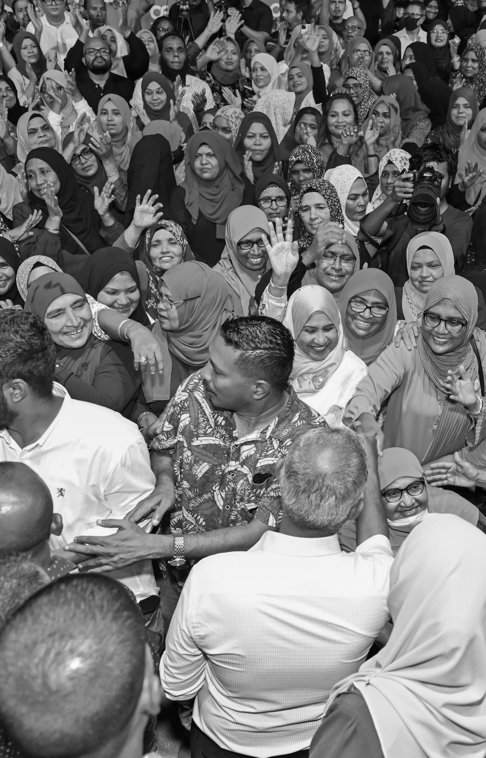 މި ފަހަރުގެ ރިޔާސީ އިންތިހާބުގައި ޕީޕީއެމް/ޕީއެންސީގެ ކެންޑިޑޭޓް ޑރ. މުހައްމަދު މުއިއްޒު ހޯއްދެވި ކާމިޔާބީ ފާހަކޮށް، ސަޕޯޓަރުންނަށް ޝުކުރު އަދާކުރަން ބޭއްވި ބޮޑު އެއްވުމަށް ދިޔަ މީހުންނާ އޭނާ ސަލާން ކުރައްވަނީ: މި މަހުގެ 30 ގައި ބާއްވާ ރިޔާސީ އިންތިހާބުގެ ދެވަނަ ބުރަށް މުއިއްޒު ދަތުރު ކުރެއްވީ ލައްކައަކަށް ވުރެ ގިނަ ވޯޓު ހޯއްދަވައިގެން.---ފޮޓޯ: ނިޝާން އަލީ | މިހާރު