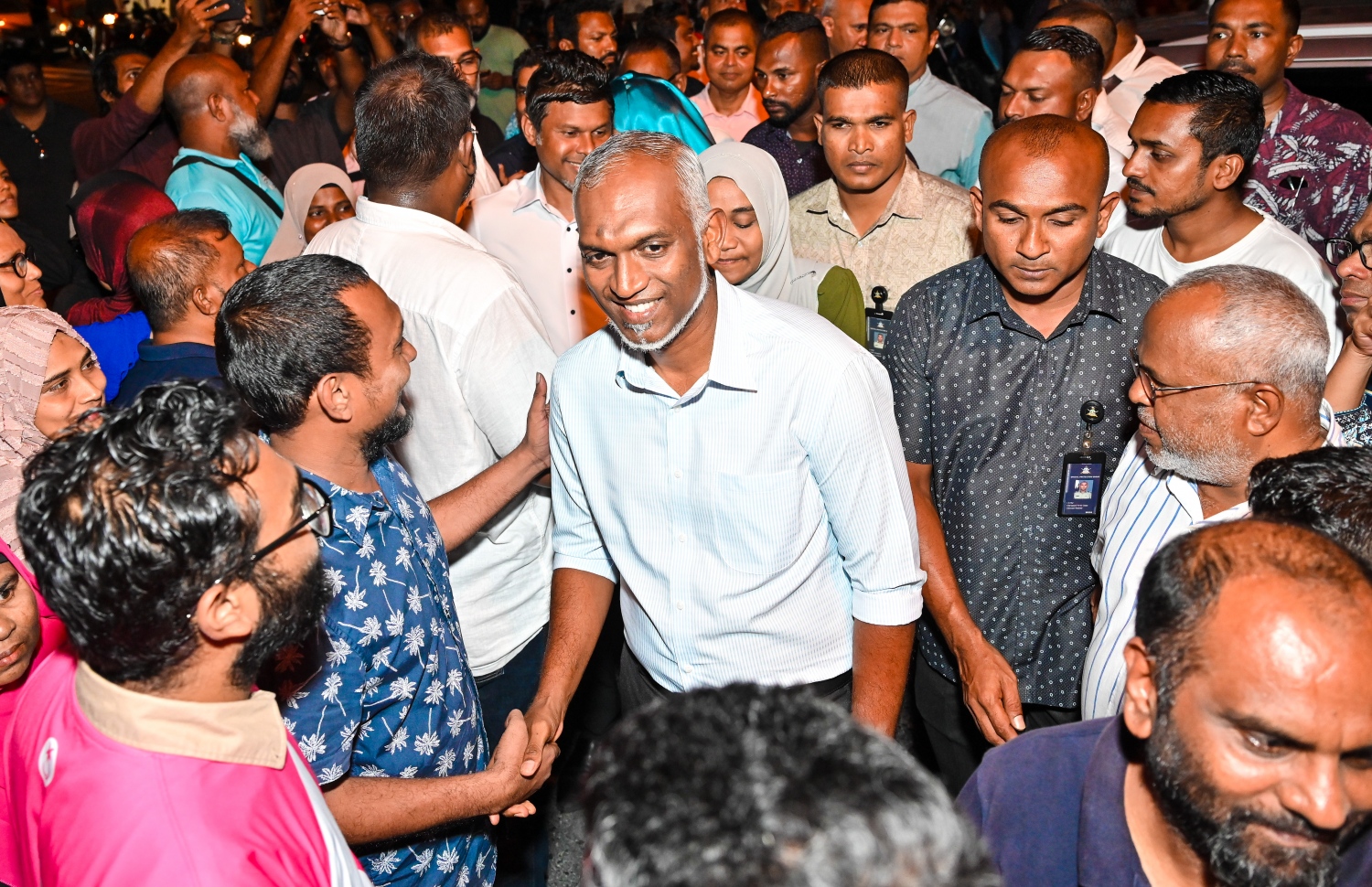 މި ފަހަރުގެ ރިޔާސީ އިންތިހާބުގައި ޕީޕީއެމް/ޕީއެންސީގެ ކެންޑިޑޭޓް ޑރ. މުހައްމަދު މުއިއްޒު ހޯއްދެވި ކާމިޔާބީ ފާހަކޮށް، ސަޕޯޓަރުންނަށް ޝުކުރު އަދާކުރަން ބޭއްވި ބޮޑު އެއްވުމަށް ދިޔަ މީހުންނާ އޭނާ ސަލާން ކުރައްވަނީ: މި މަހުގެ 30 ގައި ބާއްވާ ރިޔާސީ އިންތިހާބުގެ ދެވަނަ ބުރަށް މުއިއްޒު ދަތުރު ކުރެއްވީ ލައްކައަކަށް ވުރެ ގިނަ ވޯޓު ހޯއްދަވައިގެން.---ފޮޓޯ: ނިޝާން އަލީ | މިހާރު
