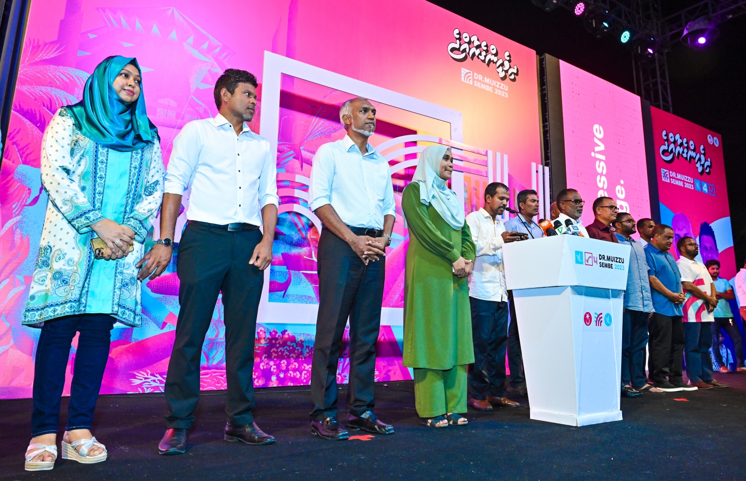 މި ފަހަރުގެ ރިޔާސީ އިންތިހާބުގައި ޕީޕީއެމް/ޕީއެންސީގެ ކެންޑިޑޭޓް ޑރ. މުހައްމަދު މުއިއްޒު ހޯއްދެވި ކާމިޔާބީ ފާހަކޮށް، ސަޕޯޓަރުންނަށް ޝުކުރު އަދާކުރަން ބޭއްވި ބޮޑު އެއްވުމުގައި އޭނާ އާއި ރަނިންމޭޓް ހުސައިން މުހައްމަދު ލަތީފާއި އެހެން ބައެއް ބޭފުޅުން ސްޓޭޖުމަތީގައި: މި މަހުގެ 30 ގައި ބާއްވާ ރިޔާސީ އިންތިހާބުގެ ދެވަނަ ބުރަށް މުއިއްޒު ދަތުރު ކުރެއްވީ ލައްކައަކަށް ވުރެ ގިނަ ވޯޓު ހޯއްދަވައިގެން.---ފޮޓޯ: ނިޝާން އަލީ | މިހާރު