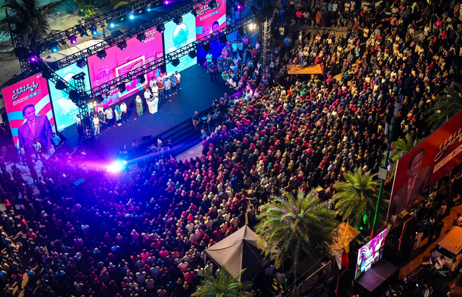 މި ފަހަރުގެ ރިޔާސީ އިންތިހާބުގައި ޕީޕީއެމް/ޕީއެންސީގެ ކެންޑިޑޭޓް ޑރ. މުހައްމަދު މުއިއްޒު ހޯއްދެވި ކާމިޔާބީ ފާހަކޮށް، ސަޕޯޓަރުންނަށް ޝުކުރު އަދާކުރަން ބޭއްވި ބޮޑު އެއްވުމަށް ދިޔަ ބައެއް މީހުން: އާޓިފިޝަލް ބީޗް ސަރަހައްދުގައި ބޭއްވި އެ އެއްވުމަށް އެތައް ސަތޭކަ ބަޔަކު ޖަމާވި.---ފޮޓޯ: ނިޝާން އަލީ | މިހާރު