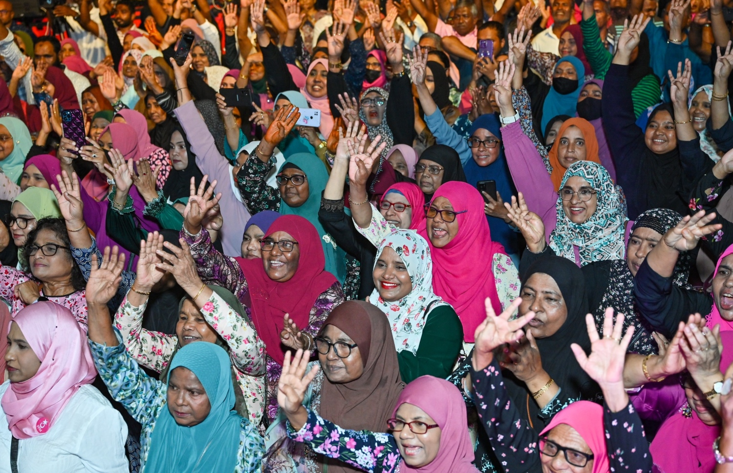 މި ފަހަރުގެ ރިޔާސީ އިންތިހާބުގައި ޕީޕީއެމް/ޕީއެންސީގެ ކެންޑިޑޭޓް ޑރ. މުހައްމަދު މުއިއްޒު ހޯއްދެވި ކާމިޔާބީ ފާހަކޮށް، ސަޕޯޓަރުންނަށް ޝުކުރު އަދާކުރަން ބޭއްވި ބޮޑު އެއްވުމަށް ދިޔަ ބައެއް މީހުން: އާޓިފިޝަލް ބީޗް ސަރަހައްދުގައި ބޭއްވި އެ އެއްވުމަށް އެތައް ސަތޭކަ ބަޔަކު ޖަމާވި.---ފޮޓޯ: ނިޝާން އަލީ | މިހާރު