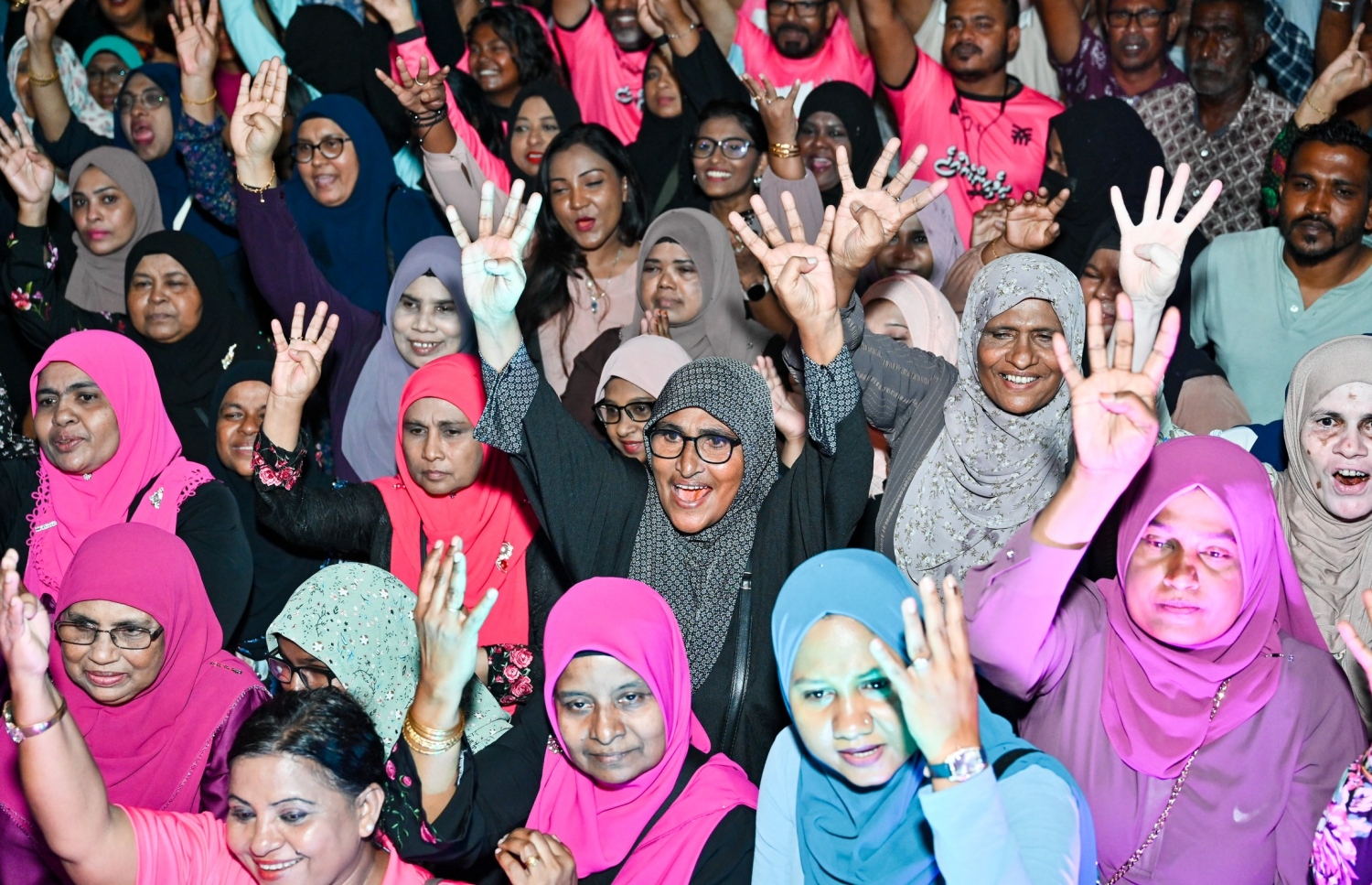 މި ފަހަރުގެ ރިޔާސީ އިންތިހާބުގައި ޕީޕީއެމް/ޕީއެންސީގެ ކެންޑިޑޭޓް ޑރ. މުހައްމަދު މުއިއްޒު ހޯއްދެވި ކާމިޔާބީ ފާހަކޮށް، ސަޕޯޓަރުންނަށް ޝުކުރު އަދާކުރަން ބޭއްވި ބޮޑު އެއްވުމަށް ދިޔަ ބައެއް މީހުން: އާޓިފިޝަލް ބީޗް ސަރަހައްދުގައި ބޭއްވި އެ އެއްވުމަށް އެތައް ސަތޭކަ ބަޔަކު ޖަމާވި.---ފޮޓޯ: ނިޝާން އަލީ | މިހާރު