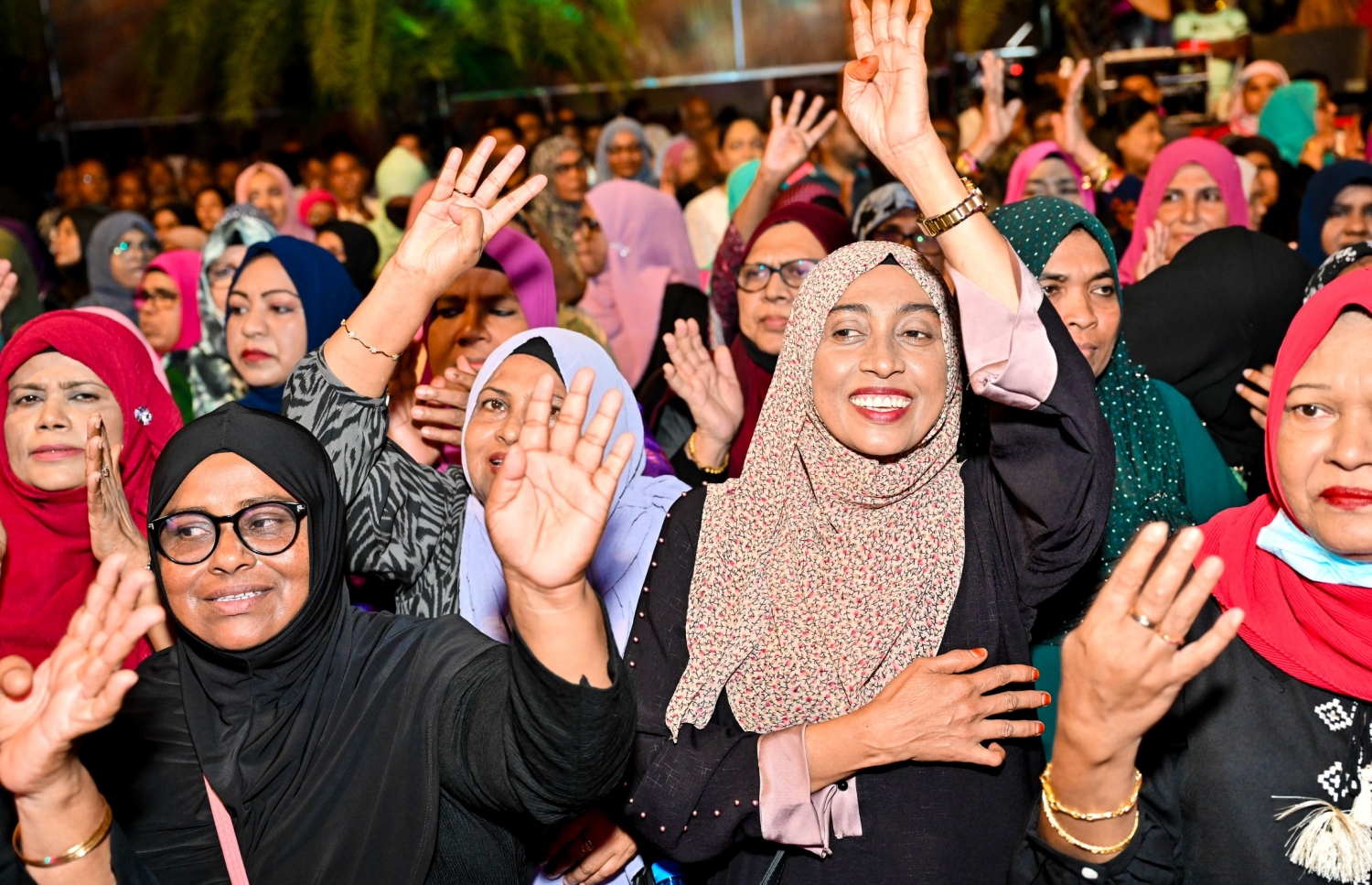 މި ފަހަރުގެ ރިޔާސީ އިންތިހާބުގައި ޕީޕީއެމް/ޕީއެންސީގެ ކެންޑިޑޭޓް ޑރ. މުހައްމަދު މުއިއްޒު ހޯއްދެވި ކާމިޔާބީ ފާހަކޮށް، ސަޕޯޓަރުންނަށް ޝުކުރު އަދާކުރަން ބޭއްވި ބޮޑު އެއްވުމަށް ދިޔަ ބައެއް މީހުން: އާޓިފިޝަލް ބީޗް ސަރަހައްދުގައި ބޭއްވި އެ އެއްވުމަށް އެތައް ސަތޭކަ ބަޔަކު ޖަމާވި.---ފޮޓޯ: ނިޝާން އަލީ | މިހާރު