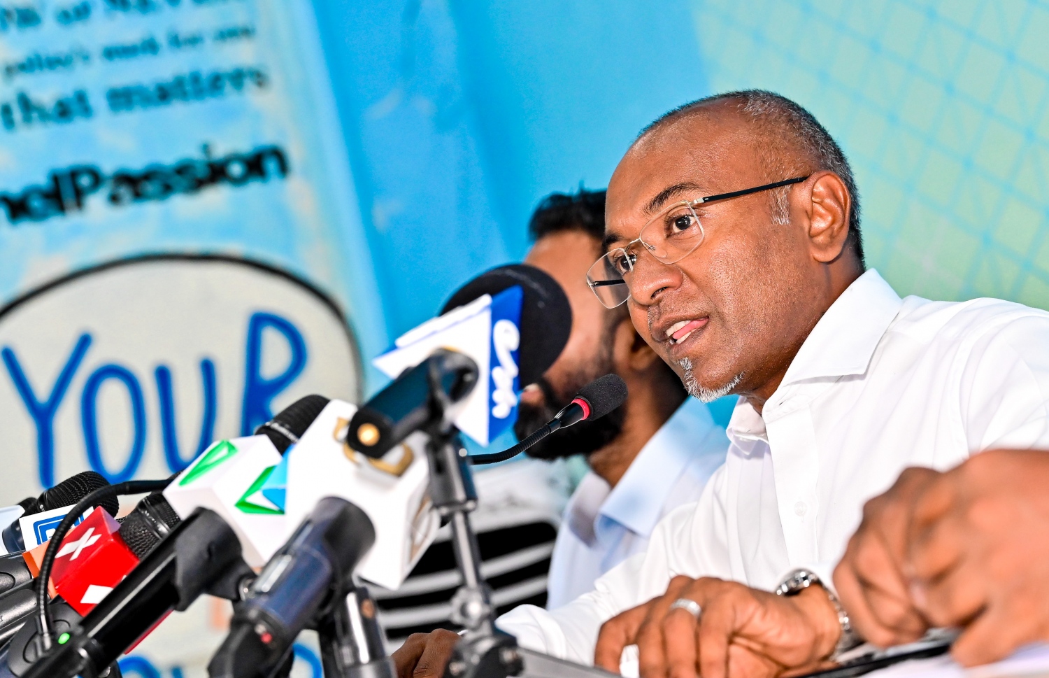 ޑިމޮކްރެޓްސްގެ އިންޓްރިމް ކައުންސިލް ބައްދަލުވުމުގައި ހަސަން ލަތީފް ވާހަކަ ދައްކަވަނީ --ފޮޓޯ: ފަޔާޒް މޫސާ | މިހާރު