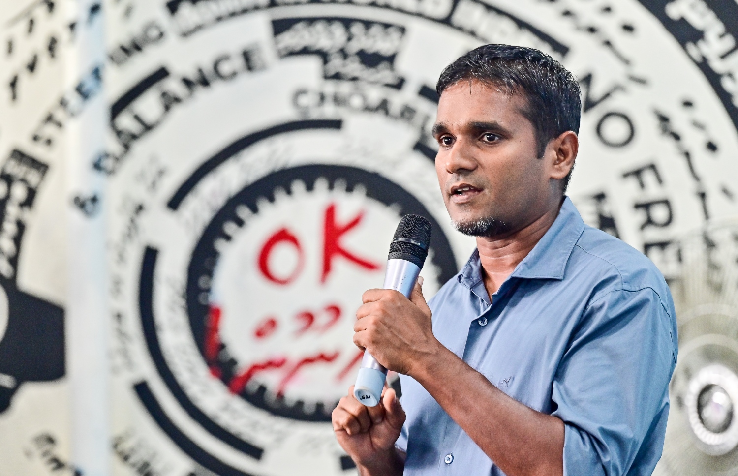 ޑިމޮކްރެޓްސްގެ އިންޓްރިމް ކައުންސިލް ބައްދަލުވުމުގައި އެ ޕާޓީގެ ރިޔާސީ ކެންޑިޑޭޓް އިލްޔާސް ލަބީބް ވާހަކަ ދައްކަވަނީ--ފޮޓޯ: ފަޔާޒް މޫސާ | މިހާރު