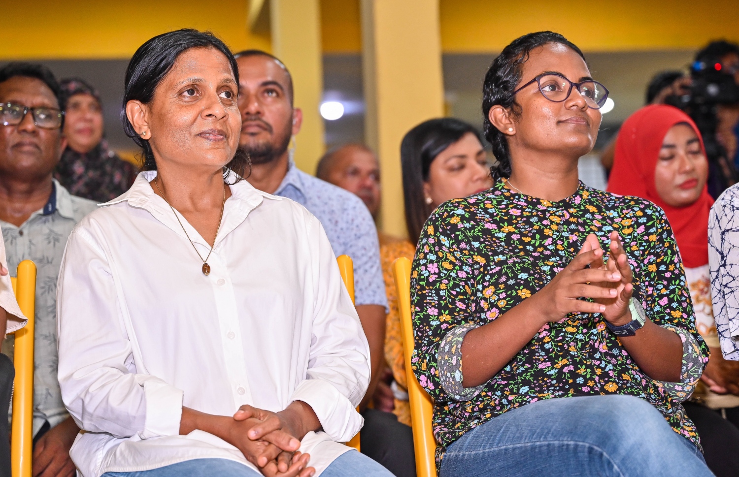 ފަސްޓްލޭޑީ ފަޒްނާ އަހުމަދު އާ އެންވާރުމެންޓް މިނިސްޓަރު އައިމިނަތު ޝައުނާ އިންތިހާބުގެ ފުރަތަމަ ބުރައްފަހު  ރޭ އެމްޑީޕީއިން ބޭއްވި ޖަގަހަ ޖަލްސާގައި ބައިވެރިވަނީ -- ފޮޓޯ: ފަޔާޒު މޫސާ | މިހާރު