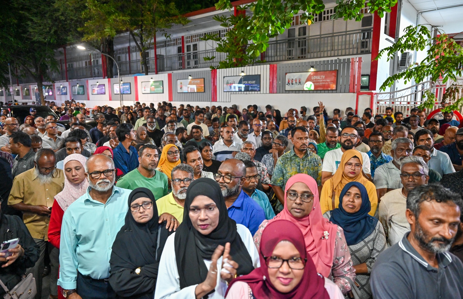 އެމްޑީޕީގެ ގިނަ އަދަދެއްގެ ސަޕޯޓަރުންނާއެކު ދެވަނަ ބުރަށް ކެމްޕެއިން ފެށުމަށް ދަނޑިކޮށީ ޖަގަހައިގައި ބޭއްވި ޖަލްސާ -- ފޮޓޯ: ފަޔާޒު މޫސާ | މިހާރު