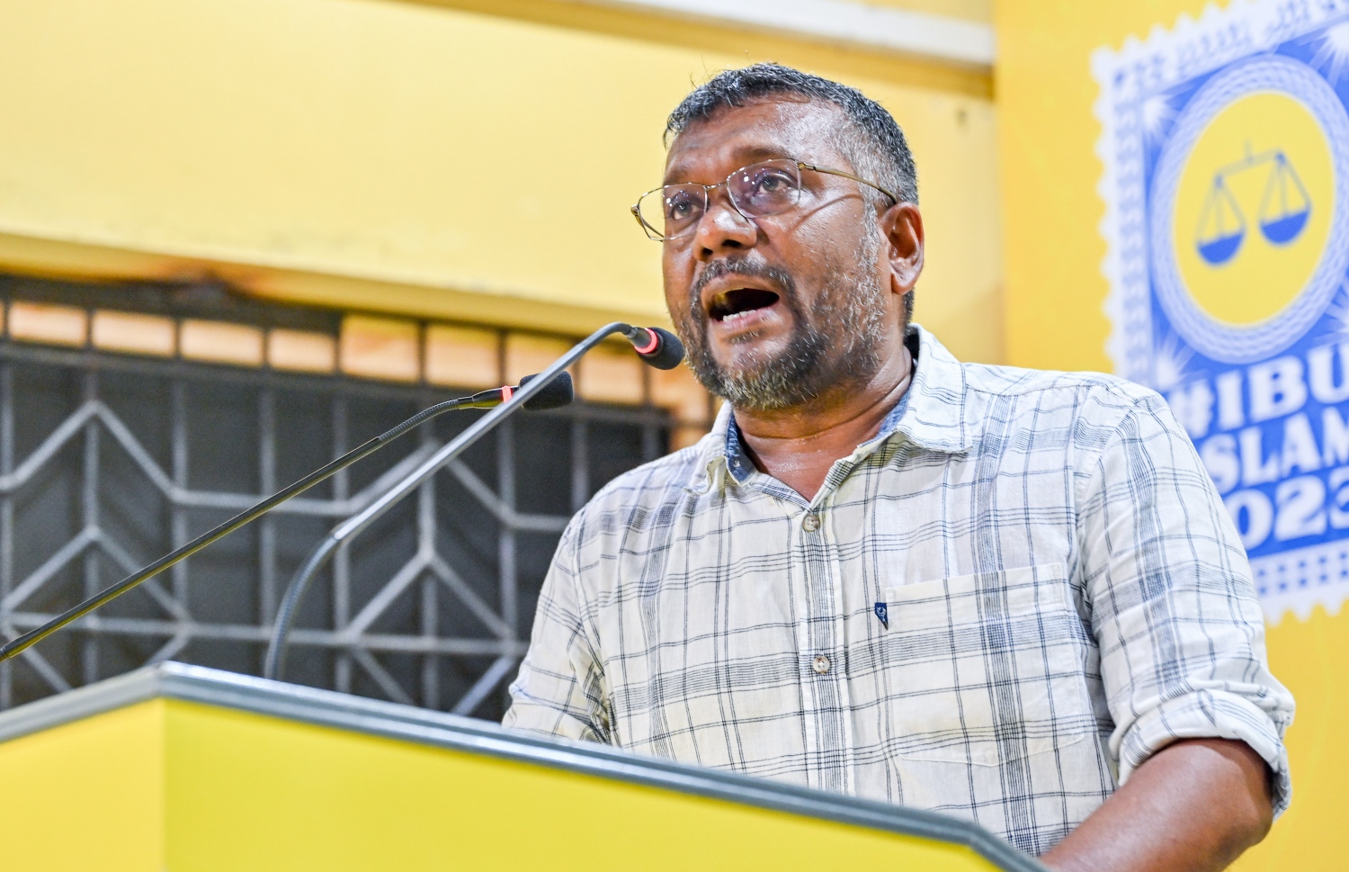 އެމްޑީޕީގެ ޗެއާޕާސަން އަދި އިކޮނޮމިކް މިނިސްޓަރު ފައްޔާޒު އިސްމާއިލް ރޭ ބޭއްވި ޖަގަހަ ޖަލްސާގައި ވާހަކަދައްކަނީ -- ފޮޓޯ: ފަޔާޒު މޫސާ | މިހާރު