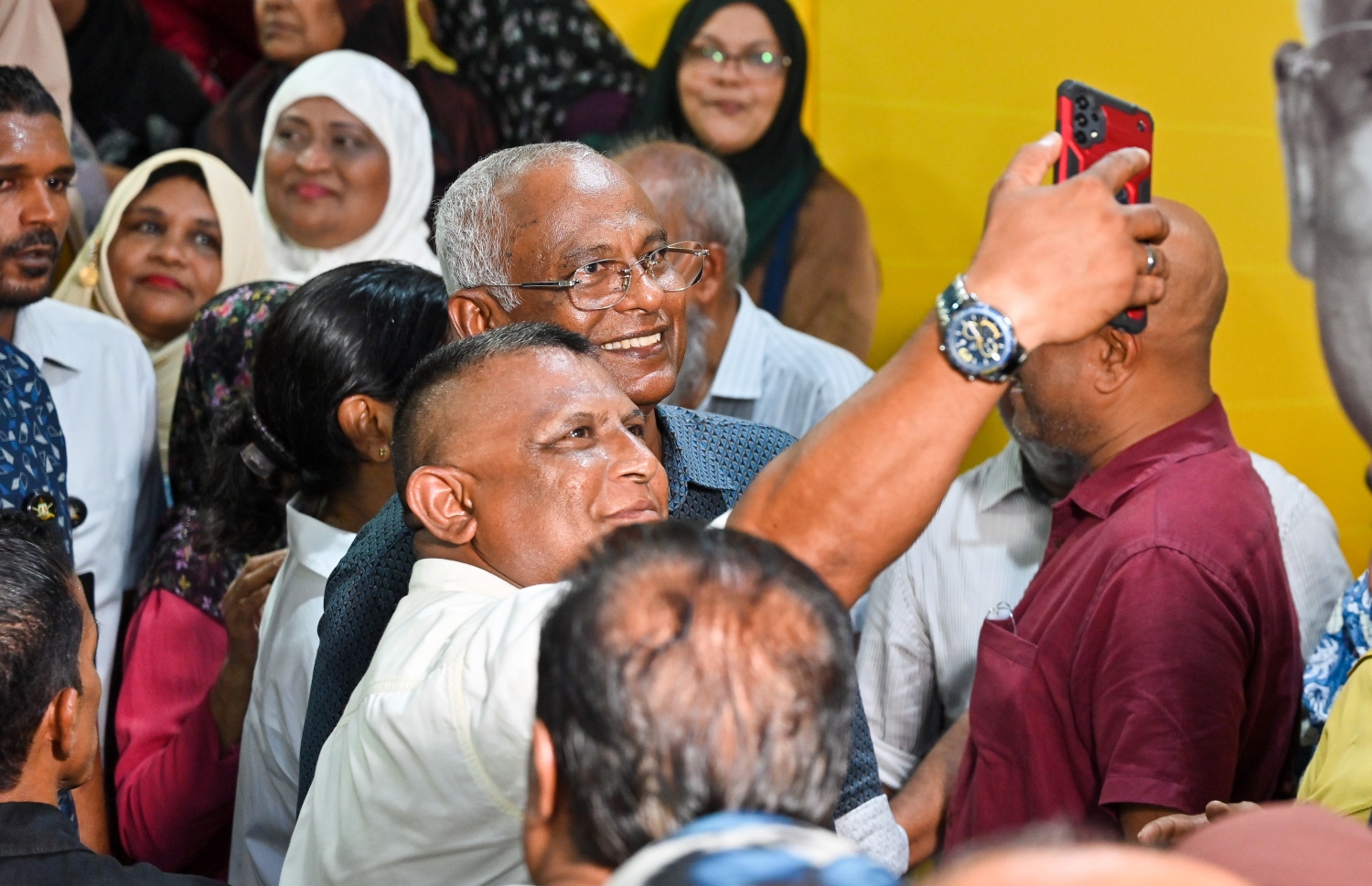 އެމްޑީޕީގެ ރިޔާސީ ކެންޑިޑޭޓް ރައީސް އިބްރާހިމް މުހައްމަދު ސޯލިހް ދެވަނަ ބުރުގެ ކެމްޕެއިން ފެށުމަށް މާލޭގައި ބޭއްވި ފުރަަތަމަ ޖަގަހަ ޖަލްސާއަށް ފަހު ސަޕޯޓަރަކާއެކު ސެލްފީއެއް ނަގަނީ -- ފޮޓޯ: ފަޔާޒު މޫސާ | މިހާރު