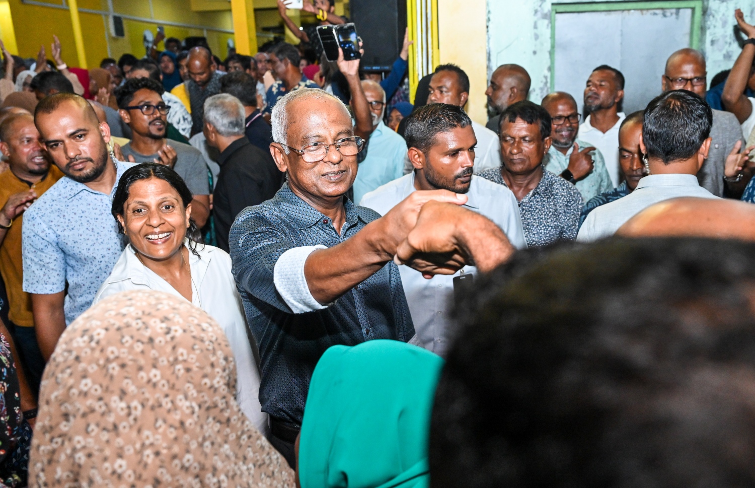 އެމްޑީޕީގެ ރިޔާސީ ކެންޑިޑޭޓް ރައީސް އިބްރާހިމް މުހައްމަދު ސޯލިހް ދެވަނަ ބުރުގެ ކެމްޕެއިން ފެށުމަށް މާލޭގައި ބޭއްވި ފުރަަތަމަ ޖަގަހަ ޖަލްސާއަށް ފަހު ސަޕޯޓަރުންނާ ސަލާންކުރައްވަނީ -- ފޮޓޯ: ފަޔާޒު މޫސާ | މިހާރު
