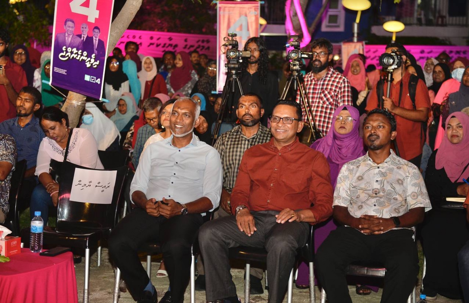 ޑރ. މުއިއްޒަށް ވެރިކަން ހޯދައި ދިނުމަށް ޕީޕީއެމާ އެކު މިއަދު ކޯލިޝަން ހެދި އެމްއެންޕީގެ ރައީސް ނާޒިމާއި އެ ޕާޓީގެ ނައިބު ރައީސް އުޝާމް މިރޭގެ ބައްދަލުވުމުގައި.---ފޮޓޯ: ޕީޕީއެމް
