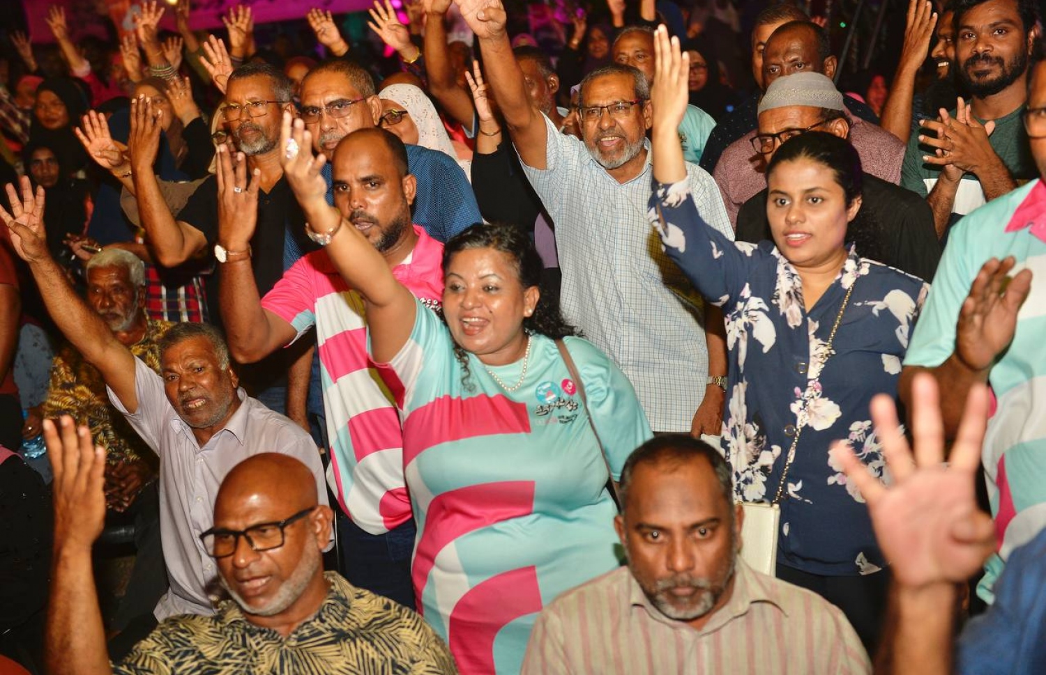 ހުޅުމާލޭގައި މިރޭ ބޭއްވި ޑރ. މުއިއްޒުގެ ކެމްޕެއިން ބައްދަލުވުމަށް ދިޔަ ބައެއް މީހުން.---ފޮޓޯ: ޕީޕީއެމް