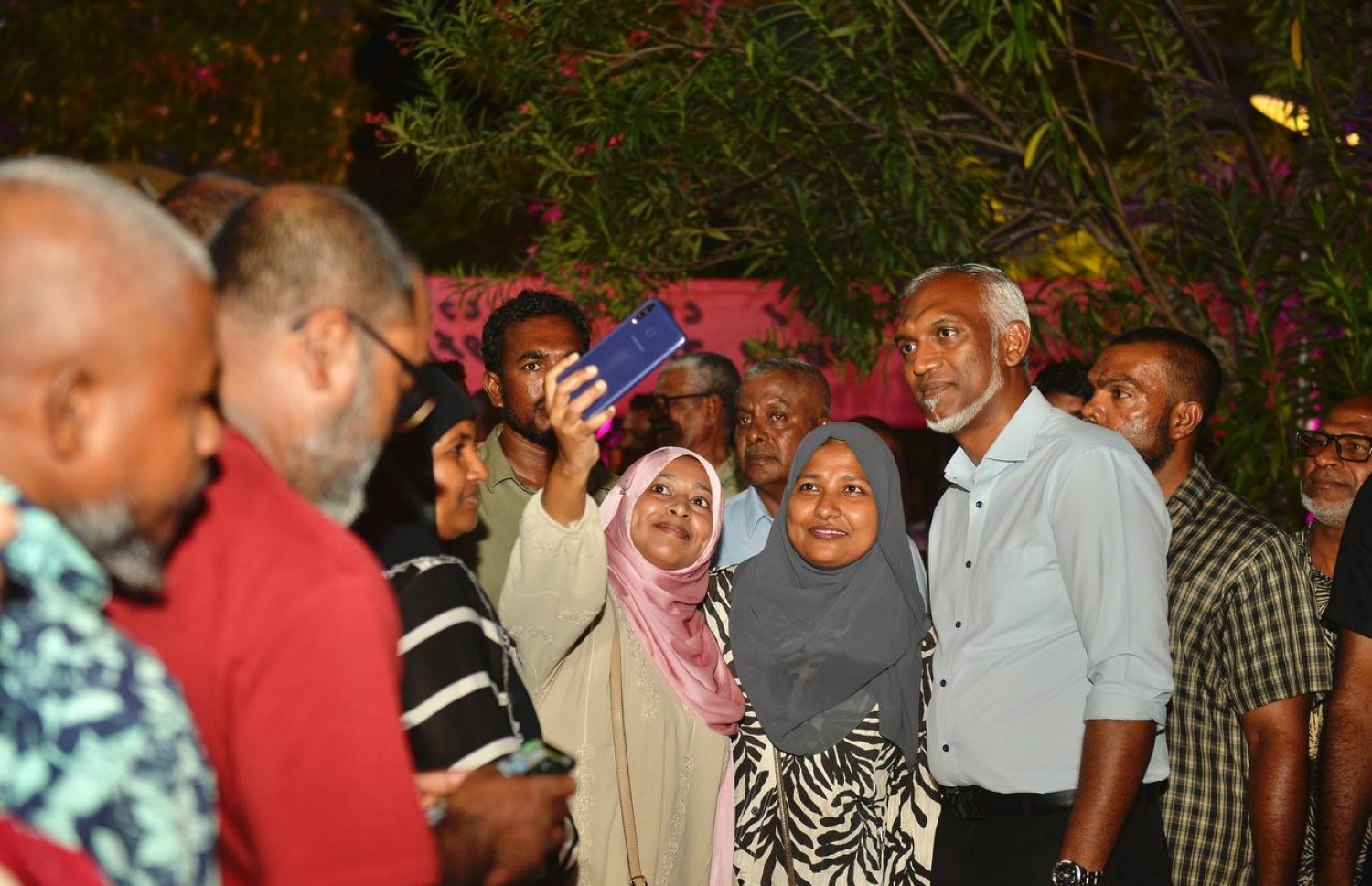 ހުޅުމާލޭގައި މިރޭ ބޭއްވި ކެމްޕެއިން ބައްދަލުވުމުގައި ބަޔަކު ޑރ. މުއިއްޒާ އެކު ސެލްފީއެއް ނަގަނީ.---ފޮޓޯ: ޕީޕީއެމް