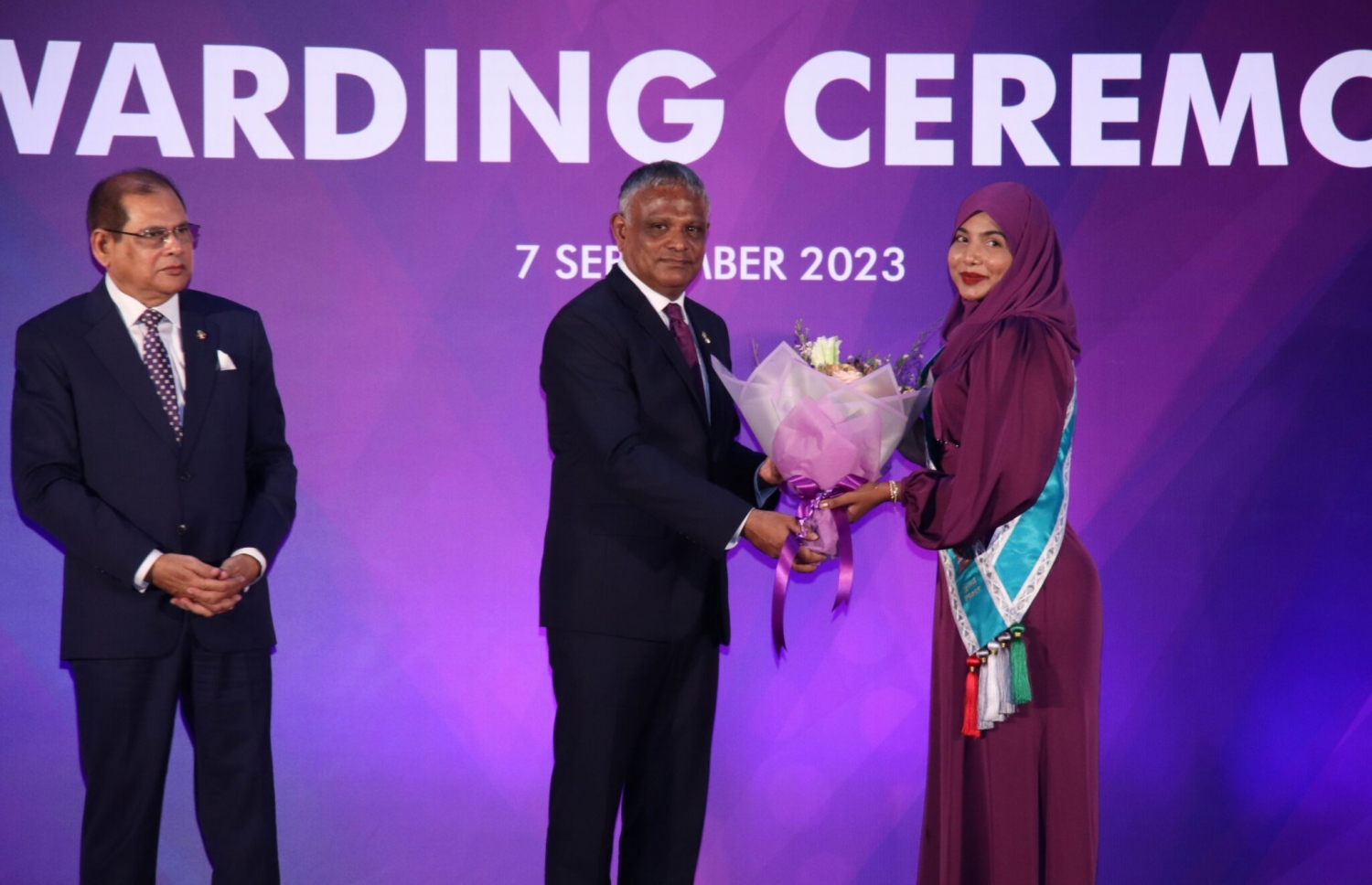 ހުރިހާ ގޮތަކުން އެންމެ ރަނގަޅު ތިންވަނަ ދަރިވަރަކަށް ހޮވުނު، އާމިނަތު އައިލީން އާމިރަށް އިނާމް ހަވާލުކޮށްދެއްވަނީ.-- ފޮޓޯ: އަހުމަދިއްޔާ