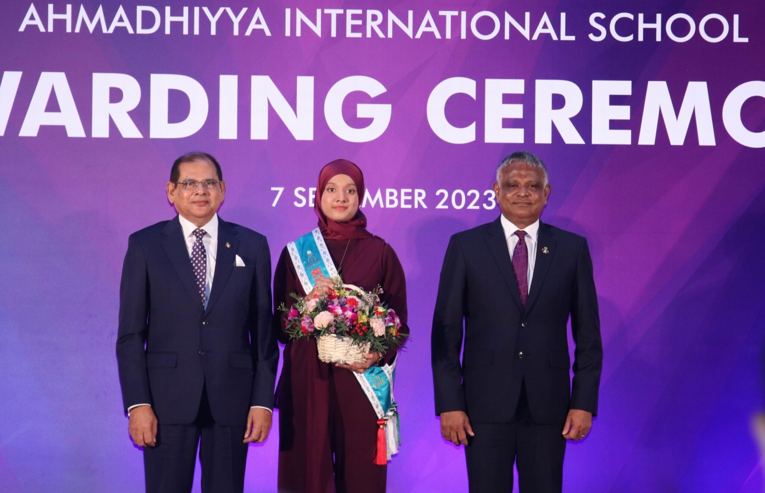 އަހުމަދިއްޔާޣެ ސާނަވީ އިމްތިހާނުން ހުރިހާ ގޮތަކުން އެންމެ ރަނގަޅު ދަރިވަރަކަށް ހޮވުނު، އިޔާން އަލީ މޫސާ، ހަޔާ އެޑިޔުކޭޝަން މިނިސްޓަރާއި އެ ސްކޫލުގެ ޕްރިންސިޕަލާއެކު.-- ފޮޓޯ: އަހުމަދިއްޔާ