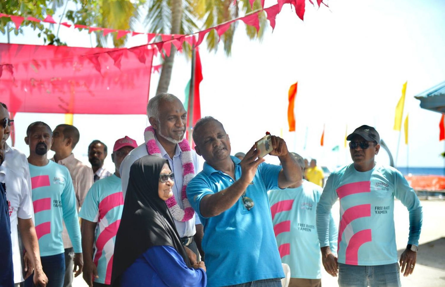 ރިޔާސީ އިންތިހާބުގެ ދެވަނަ ބުރުގެ ކެމްޕެއިނަށް ޕީޕީއެމް/ޕީއެންސީގެ ކެންޑިޑޭޓް ޑރ. މުހައްމަދު މުއިއްޒު އއ. ފެރިދުއަށް ވަޑައިގަތުން.-- ފޮޓޯ: ޕީޕީއެމް