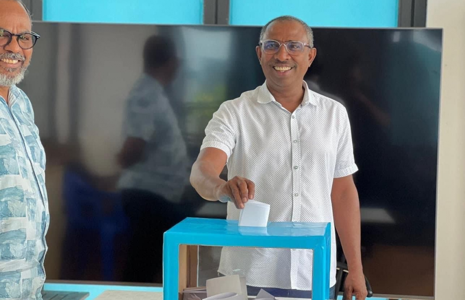 ޑިމޮކްރެޓްސް ޕީޖީ ގުރޫޕު އިންތިހާބުގައި އަލީ އާޒިމް ވޯޓު ލައްވަނީ -- ފޮޓޯ: ޑީމޮކްރެޓްސް