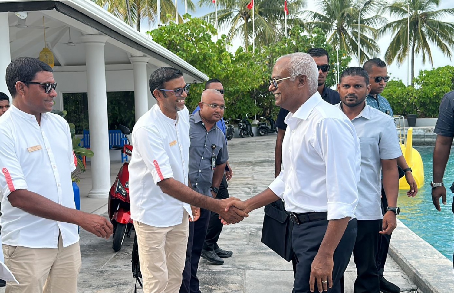 ރައީސް އިއްޔެ ސަން އައިލެންޑަށް ވޑައިގަތުމުން އެ ރިސޯޓުގެ މުވައްޒަފަކު އެ މަނިކުފާނަށް މަރުހަބާ ދަންނަވަނީ.