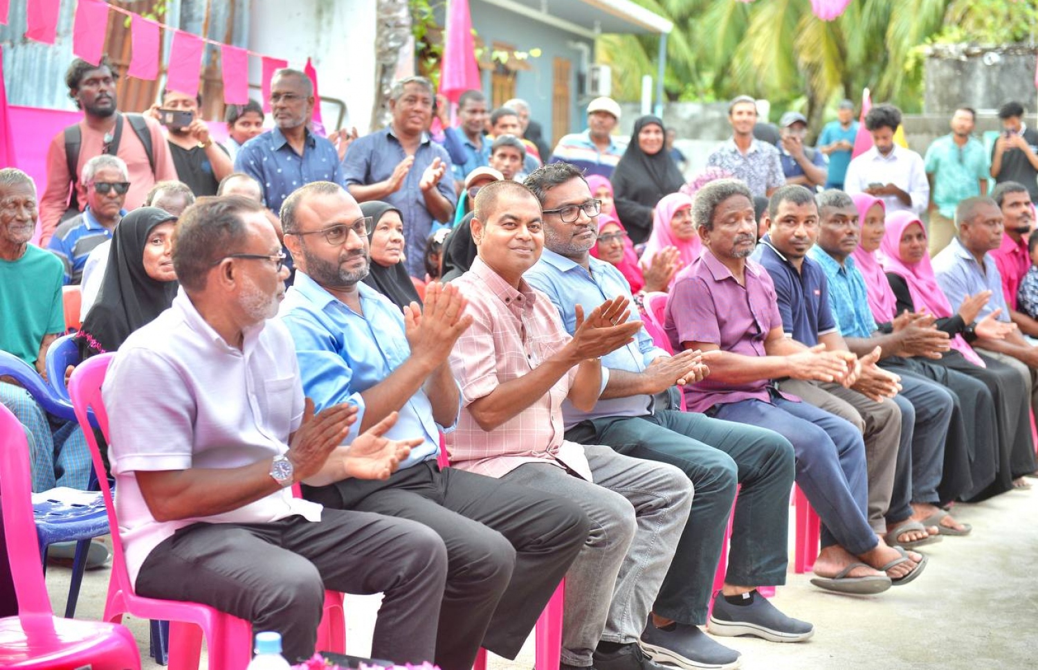 ޕީޕީއެމް/ޕީއެންސީގެ ރިޔާސީ ކެންޑިޑޭޓް ޑރ. މުހައްމަދު މުއިއްޒުގެ ކެމްޕެއިނަށް އދ. މަންދޫގައި ބޭއްވި ޖަލްސާ.-- ފޮޓޯ: ޕީޕީއެމް