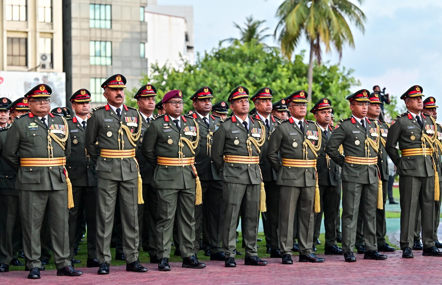 ގައުމީ ދުވަސް ފާހަގަކުރުމަށް ޖުމްހޫރީ މައިދާނުގައި ބޭއްވި ދިދަ ނެގުމުގެ ރަސްމިއްޔާތުގައި ސިފައިންގެ ބައެއް އިސް އޮފިސަރުން ބައިވެރިވެވަޑައިގަންނަވަނީ.--- ފޮޓޯ: ފަޔާޒު މޫސާ | މިހާރު