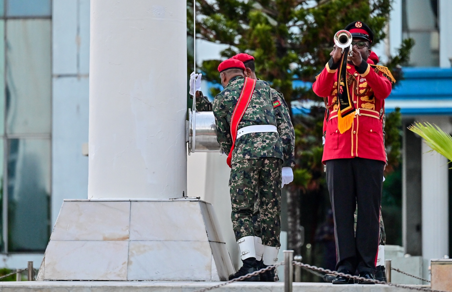 ގައުމީ ދުވަސް ފާހަގަކުރުމުގެ ގޮތުން މިއަދު ބޭއްވުނު ދިދަ ނެގުމުގެ ރަސްމިއްޔާތުގައި ސިފައިން ދިދަ ނަގަނީ -- ފޮޓޯ: ފަޔާޒު މޫސާ | މިހާރު