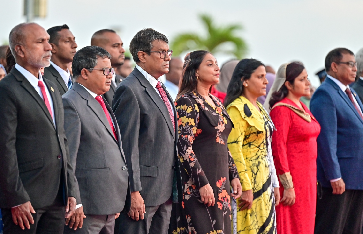 އުއްތަމަ ފަނޑިޔާތު އަހުމަދު މުއުތަސިމް އަދުނާނާއި ބައެއް ވަޒީރުން ގައުމީ ދުވަހުގެ މުނާސަބަތުގައި ބޭއްވި ދިދަ ނެގުމުގެ ރަސްމިއްޔާތުގައި ބައިވެރިވަޑައިގަންނަވަނީ.--- ފޮޓޯ: ފަޔާޒު މޫސާ | މިހާރު