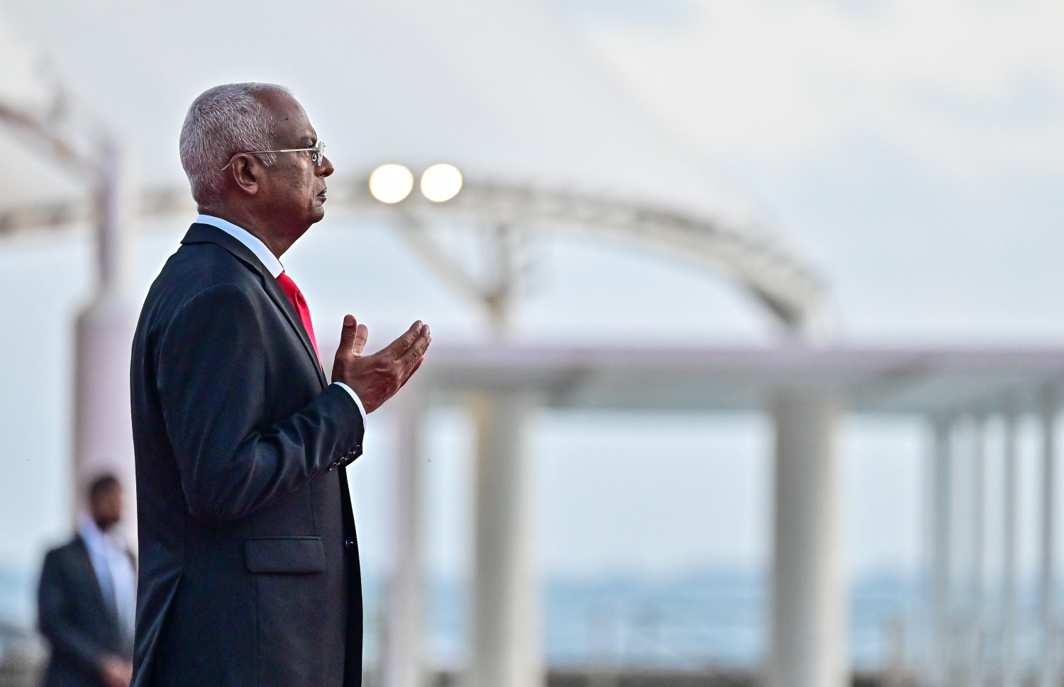 ގައުމީ ދުވަސް ފާހަގަކުރުމަށް ބޭއްވި ދިދަ ނެގުމުގެ ރަސްމިއްޔާތުގައި ދުވަހާ ގުޅުވައިގެން ކުރި ހާއްސަ ދުއާގައި ރައީސް އިބްރާހިމް މުހައްމަދު ސޯލިހު ބަައިވެރިވެވަޑައިގަންނަވަނީ.--- ފޮޓޯ: ފަޔާޒު މޫސާ | މިހާރު