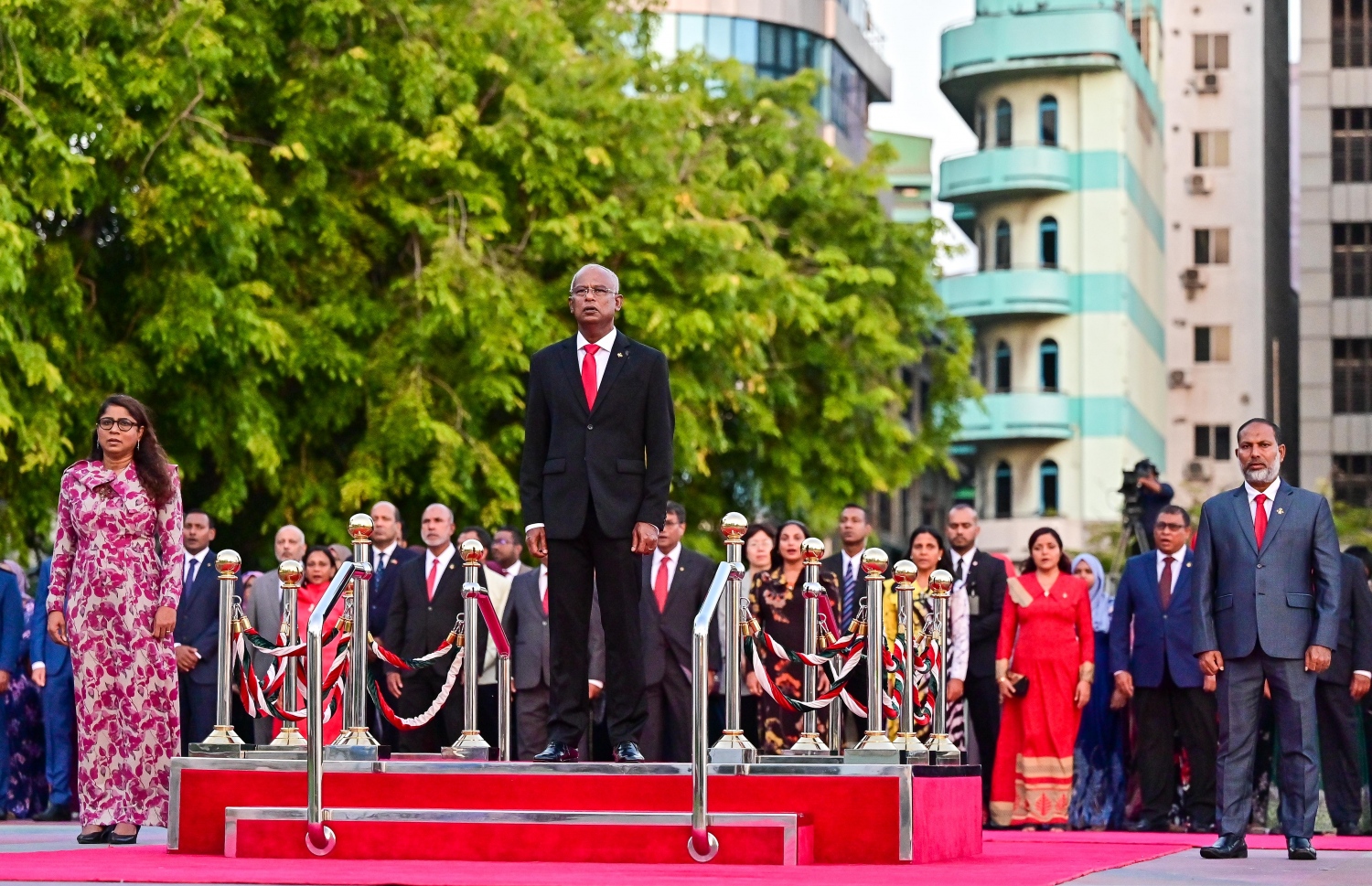 ގައުމީ ދުވަސް ފާހަގަކުރުމަށް ބޭއްވި ދިދަ ނެގުމުގެ ރަސްމިއްޔާތުގައި ރައީސް އިބްރާހިމް މުހައްމަދު ސޯލިހު ބަައިވެރިވެ ވަޑައިގަންނަވަނީ. ދުވަހާ ގުޅުވައިގެން ބާއްވާ ހާއްސަ ޖަލްސާ އޮންނާނީ ހއ، އުތީމުގައި.--- ފޮޓޯ: ފަޔާޒު މޫސާ | މިހާރު