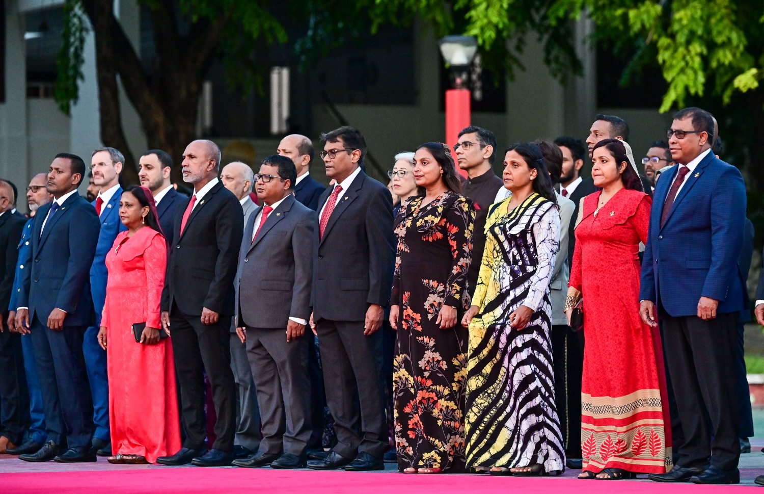 ސަރުކާރުގެ ބައެއް ވަޒީރުންނާއި މުއައްސަސާތަކުގެ އިސްވެރިންގެ އިތުރުން ރާއްޖޭގައި ތިއްބަވާ ބައެއް ގައުމުތަކުގެ ސަފީރުން ގައުމީ ދުވަހާ ގުޅުވައިގެން ބޭއްވި ދިދަ ނެގުމުގެ ރަސްމިއްޔާތުގައި ބައިވެރިވެވަޑައިގަންނަވަނީ.--- ފޮޓޯ: ފަޔާޒު މޫސާ | މިހާރު