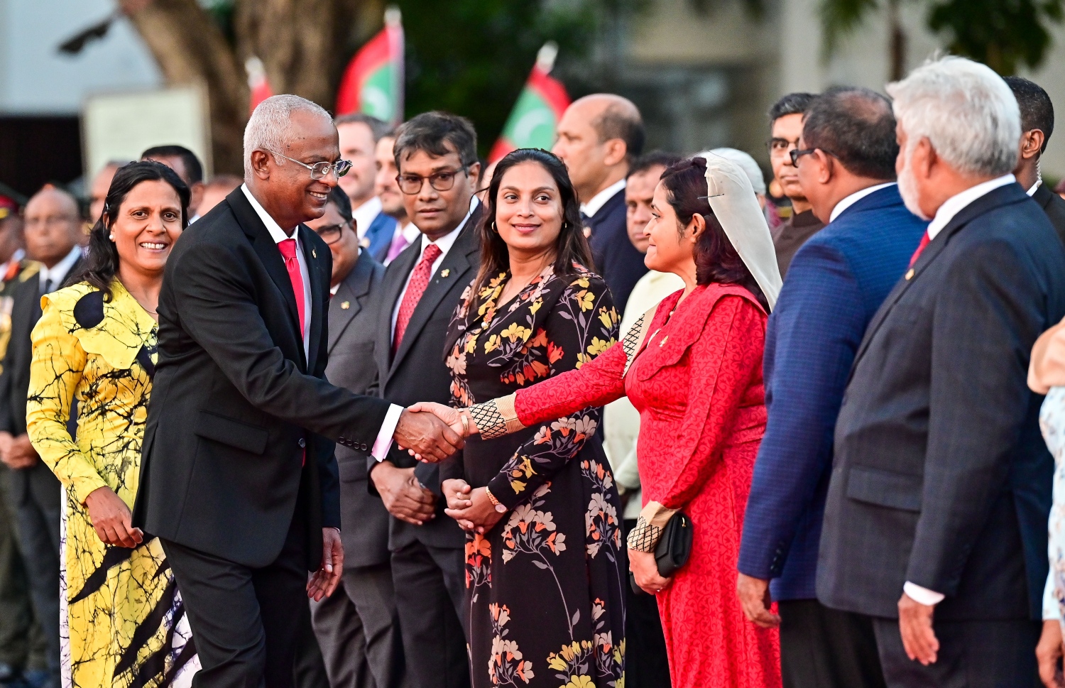 ގައުމީ ދުވަސް ފާހަގަކުރުމަށް މިއަދު ބޭއްވި ދިދަ ނެގުމުގެ ރަސްމިއްޔާތަށް ފަހު ރައީސް އިބްރާހިމް މުހައްމަދު ސޯލިހު، އާޓްސް އެންޑް ކަލްޗަރު މިނިސްޓަރު ޔުމްނާ މައުމޫނާ ސަލާން ކުރައްވަނީ.--- ފޮޓޯ: ފަޔާޒު މޫސާ | މިހާރު