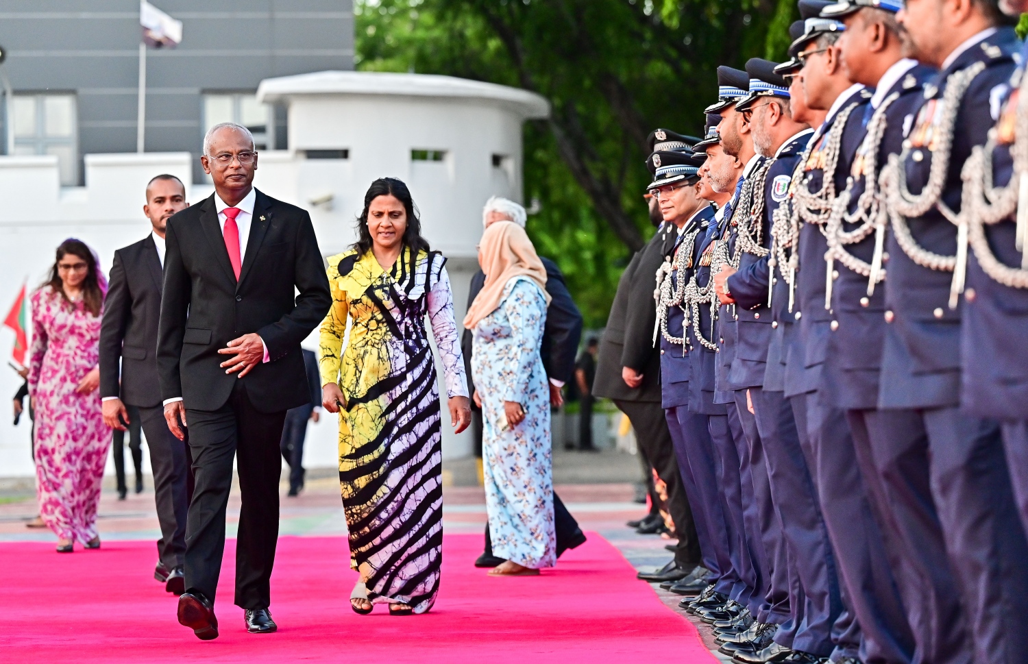 ގައުމީ ދުވަސް ފާހަގަކުރުމަށް މިއަދު ބޭއްވި ދިދަ ނެގުމުގެ ރަސްމިއްޔާތަށް ފަހު ރައީސް އިބްރާހިމް މުހައްމަދު ސޯލިހު ވަޑައިގަންނަވަނީ.--- ފޮޓޯ: ފަޔާޒު މޫސާ | މިހާރު