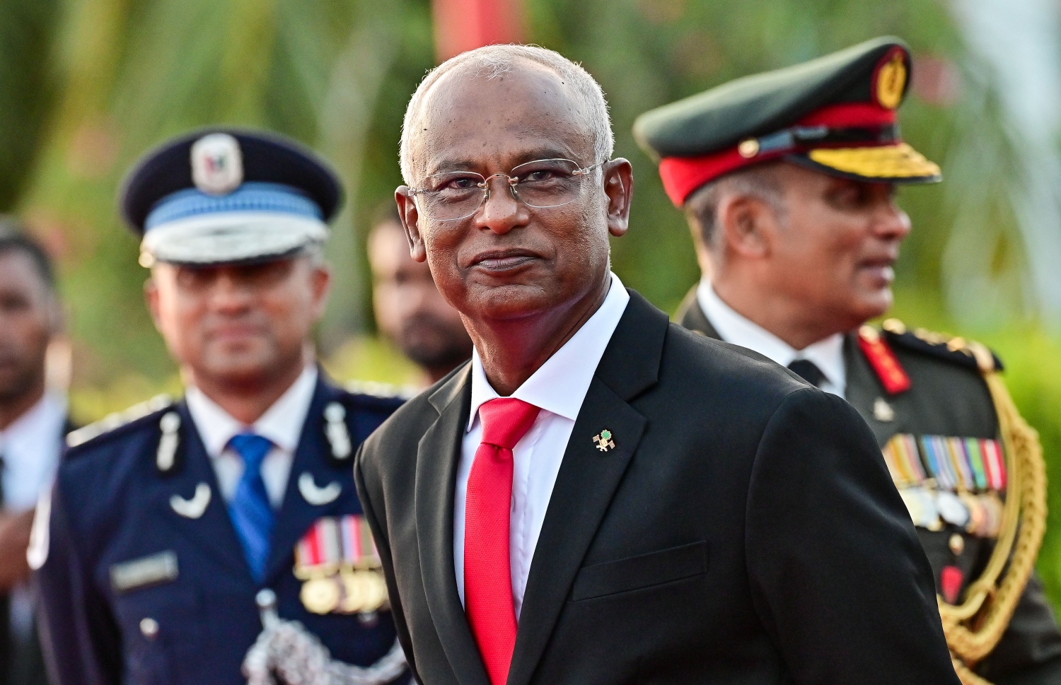 ގައުމީ ދުވަސް ފާހަގަކުރުމަށް މިއަދު ބޭއްވި ދިދަ ނެގުމުގެ ރަސްމިއްޔާތަށް ފަހު ރައީސް އިބްރާހިމް މުހައްމަދު ސޯލިހު ޖުމްހޫރީ މައިދާން ސަރަހައްދުގައި.--- ފޮޓޯ: ފަޔާޒު މޫސާ | މިހާރު