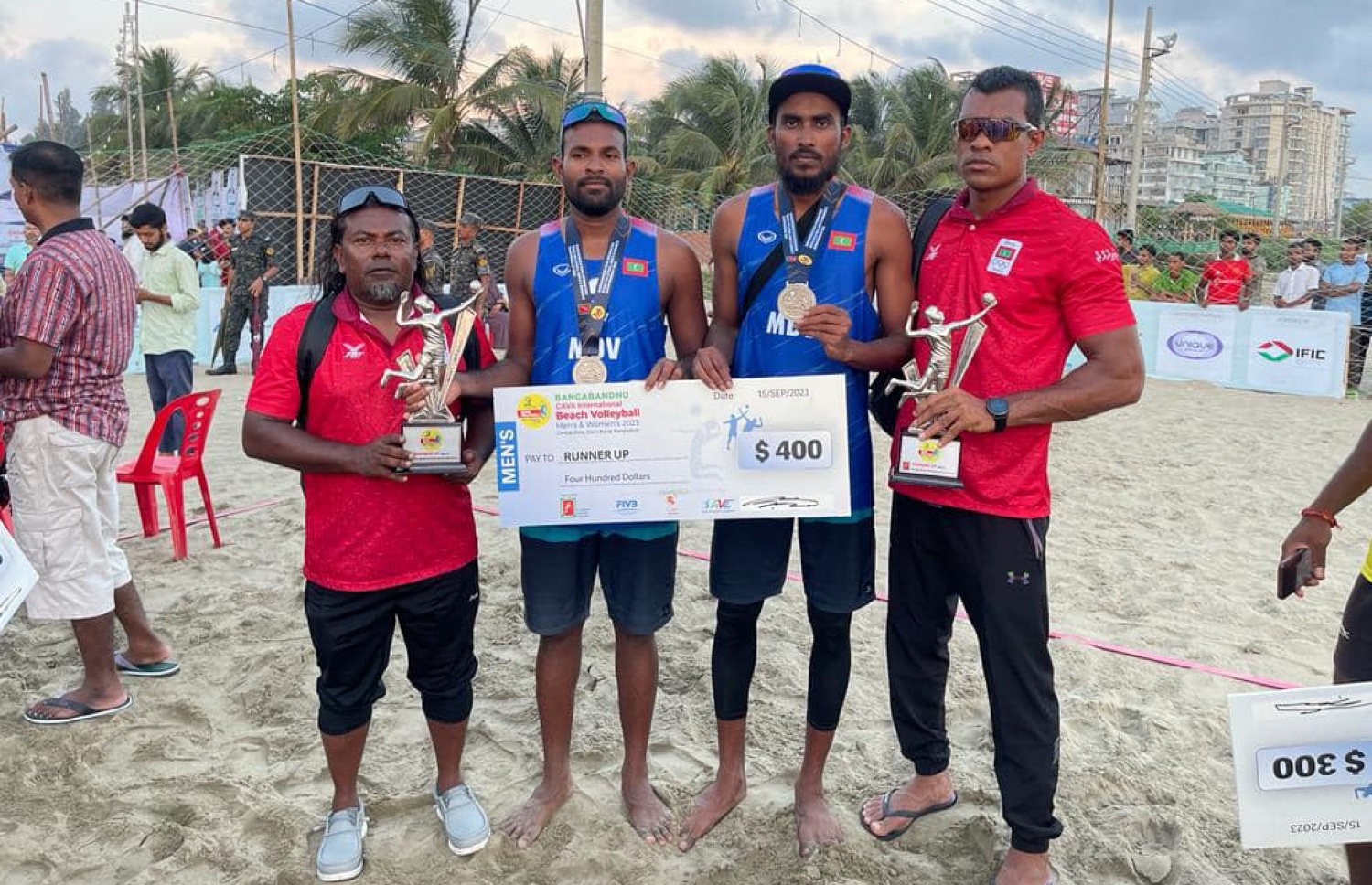 ކުޑަ ކާއްޓޭ އާއި އެޑަމް، އަދި ކޯޗު މަންކޭ އާއި އެސިސްޓެންޓް ކޯޗު ރިޝްވާނާ އެކު.-- ފޮޓޯ: ނަލަ ހުސެން/ ފޭސްބުކް