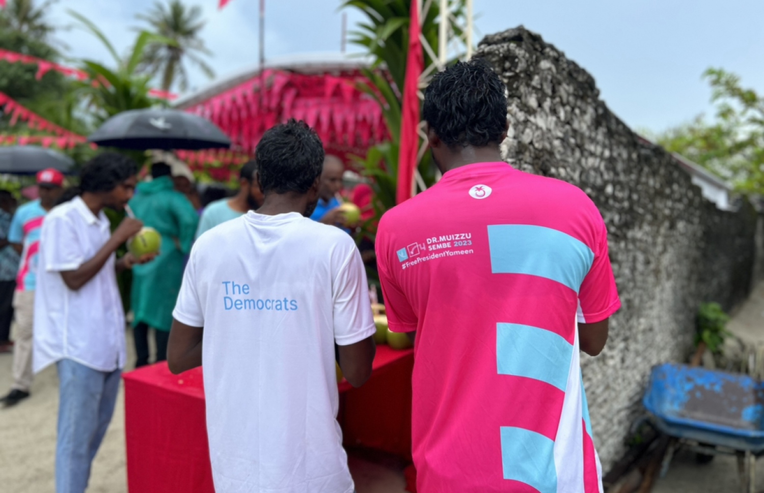 މުރައިދޫގައި ޕީޕީއެމް އަދި ޑިމޮކްރެޓްސްގެ ސަޕޯޓަރުން އެކުގައި މުއިއްޒުގެ ކެމްޕެއިނަށް ނުކުމެ - ފޮޓޯ: މިހާރު