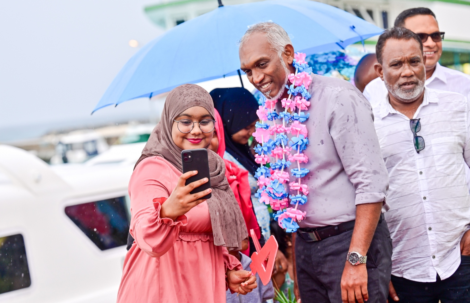 މުރައިދޫން މުއިއްޒަށް މަރުހަބާ ކިޔަނީ: ގައުމީ ރޫހުގައި އެންމެން އެކަތިގަނޑަކަށްވުމަށް މުއިއްޒު ގޮވާލެއްވި - ފޮޓޯ: ނިޝާން އަލީ | މިހާރު