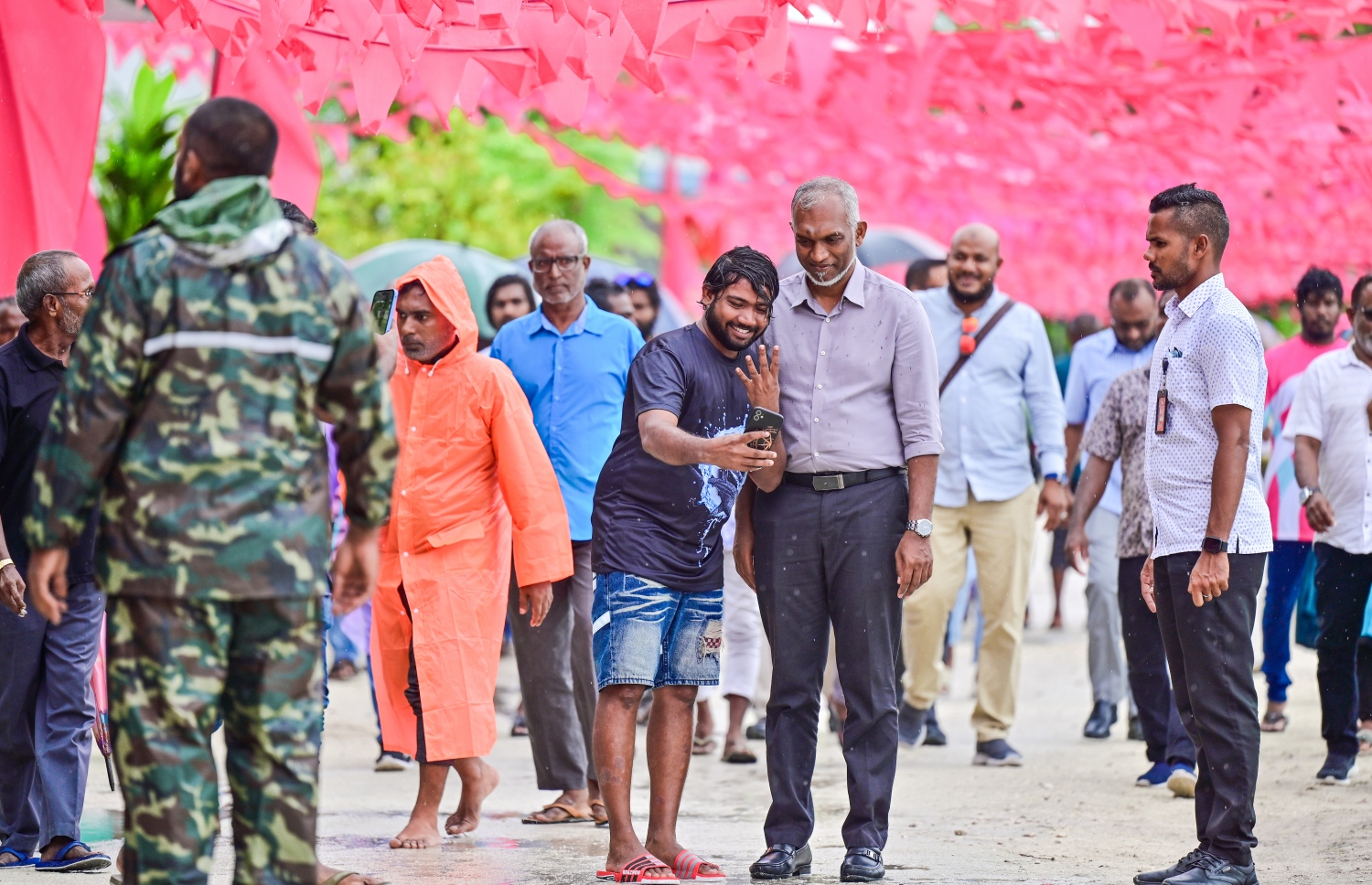 ހއ. މުރައިދޫގެ ޒުވާނަކު މުއިއްޒުއާ އެކު ސެލްފީއެއް ނަގަނީ: ގައުމީ ރޫހުގައި އެންމެން އެކަތިގަނޑަކަށްވުމަށް މުއިއްޒު ގޮވާލެއްވި - ފޮޓޯ: ނިޝާން އަލީ | މިހާރު