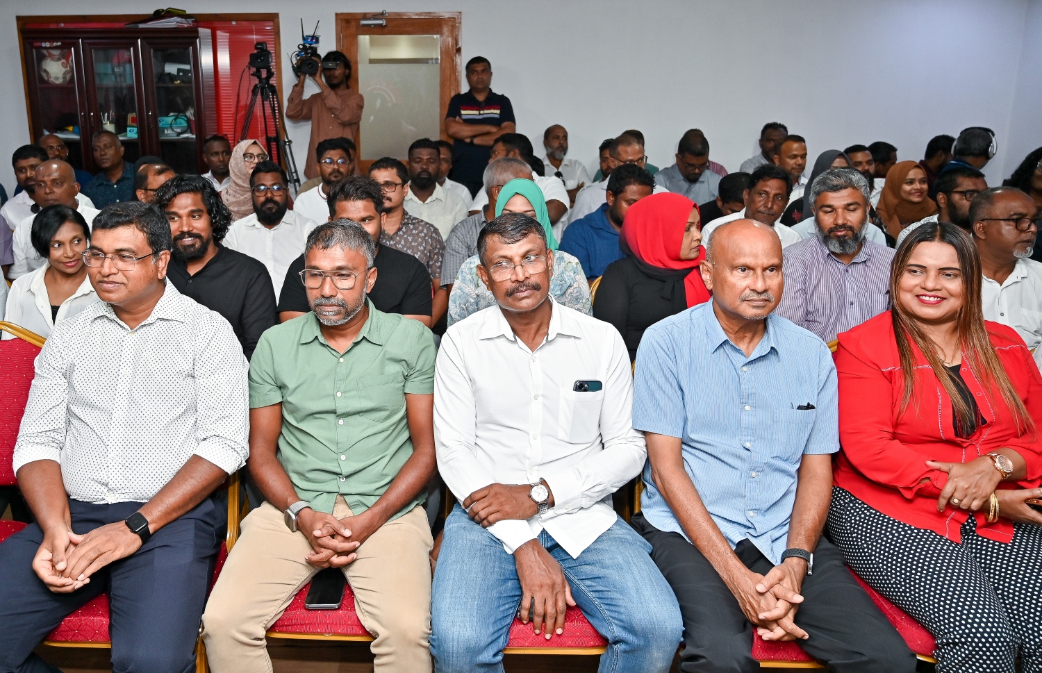 ޖޭޕީގެ ކައުންސިލް ބައްދަލުވުމުގައި ޕާޓީގެ ލީޑާޝިޕްގެ ބޭފުޅުން ބައިވެރިވެވަޑައިގަންނަވަނީ.-- ފޮޓޯ: ފަޔާޒް މޫސާ | މިހާރު