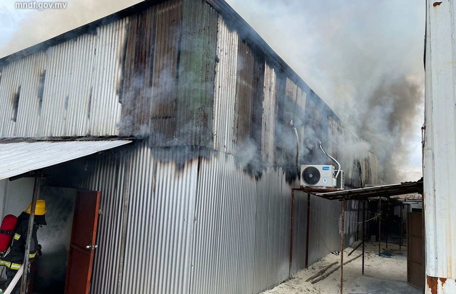 ހދ. ކުޅުދުއްފުށީގައި ބިދޭސީން ތިބޭ ބްލޮކެއްގައި އަލިފާން ރޯވެ، މުޅި ތަން ވަނީ ބޭނުންނުކުރެވޭ ވަރަށް އަނދާފައި...-- ފޮޓޯ: އެމްއެންޑީއެފް