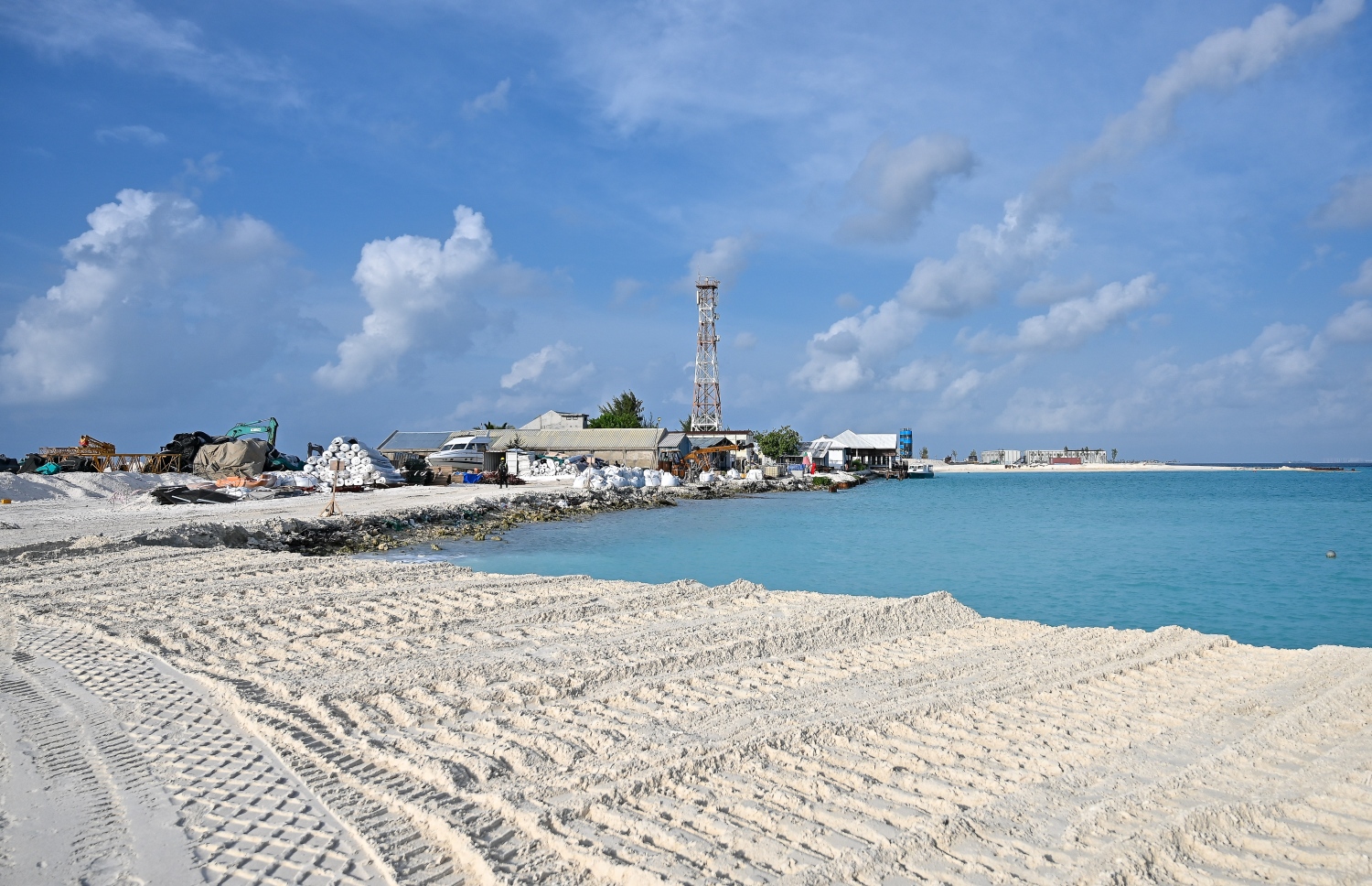 އުތުރު ތިލަ ފަޅުގައި ކޯސްޓުގާޑު ބަނދަރު ތަރައްގީ ކުރަން ބިން ހިއްކާފައި --ފޮޓޯ: ފަޔާޒް މޫސާ | މިހާރު