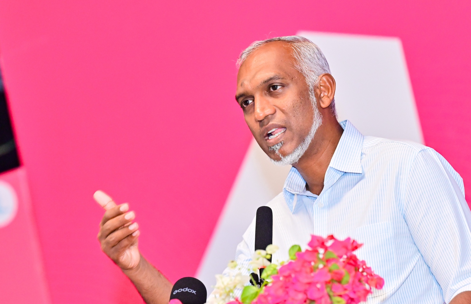 މުއިއްޒުގެ ކެމްޕެއިނަށް ނޮޅިވަރަމްފަރުގައި ބޭއްވި ޖަލްސާގެ ތެރެއިން: ރަށަށް ގިނަ ވައުދުތަކެއްވެވަޑައިގަތް، މުވައްޒަފުންގެ މުސާރަ ބޮޑުކުރަން ވައުދުވެވަޑައިގަތް - ފޮޓޯ: ނިޝާން އަލީ | މިހާރު